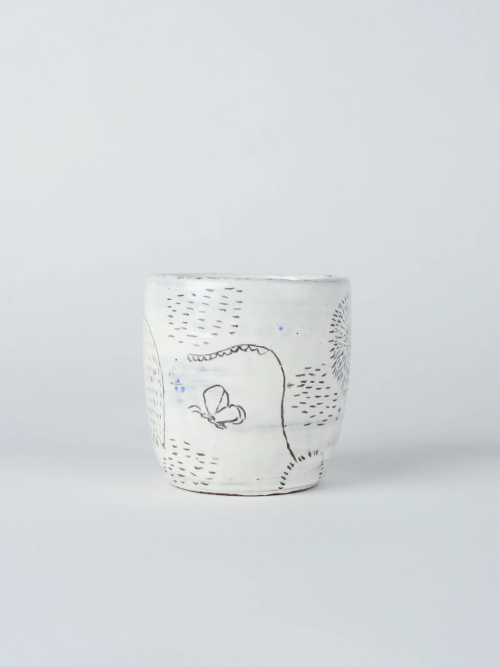 keramiktasse-weiss-sgraffito-pflanzen-insekten-atelier-kobo-01-04.jpg