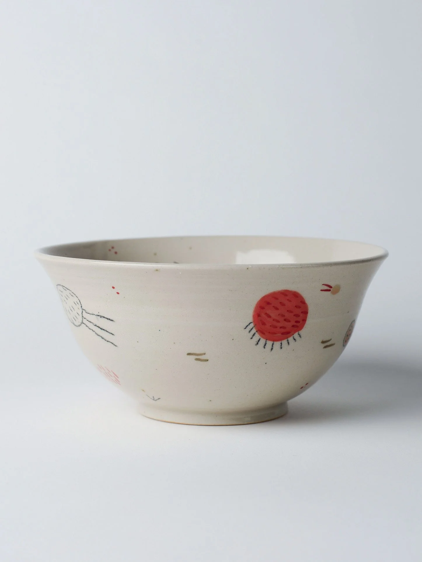 Udon-Schale mit kleinen gezeichneten Wesen – dritte gedrehte Ansicht der bemalten Oberfläche.