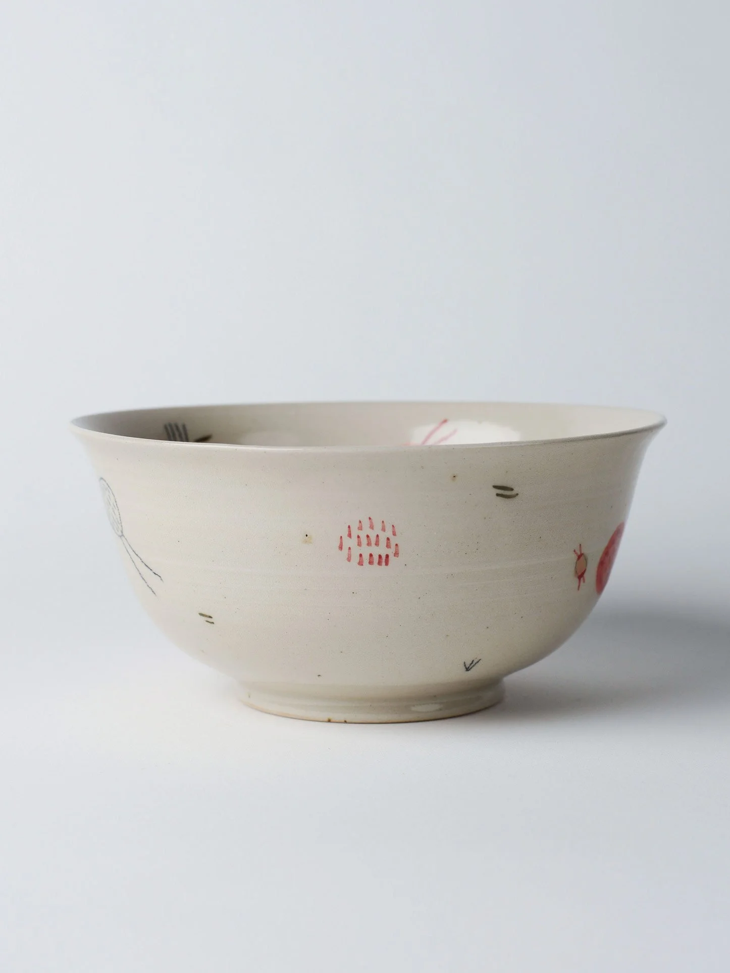 Udon-Schale mit kleinen gezeichneten Wesen – dritte gedrehte Ansicht der bemalten Oberfläche.