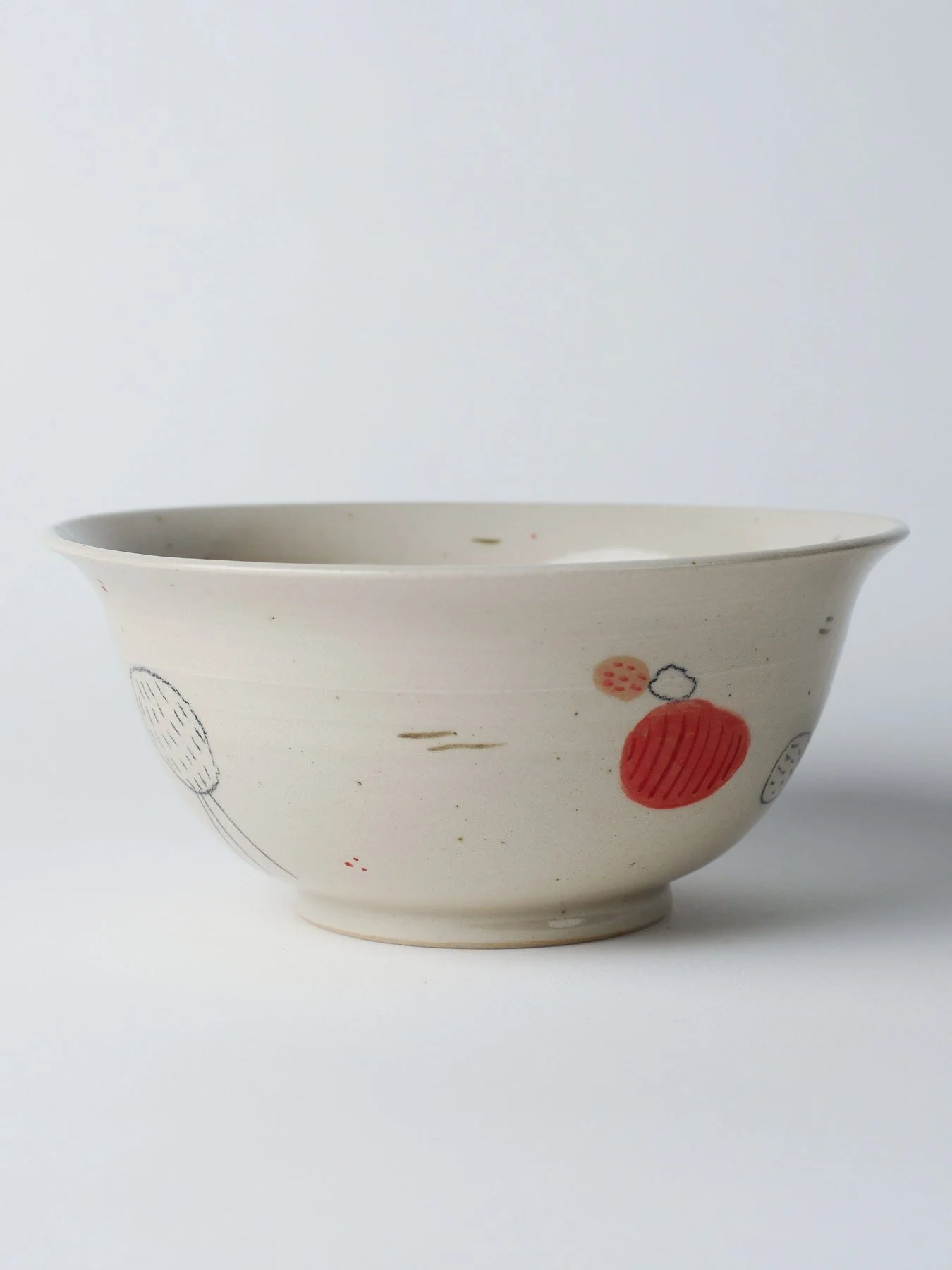 Udon-Schale mit kleinen gezeichneten Wesen – dritte gedrehte Ansicht der bemalten Oberfläche.