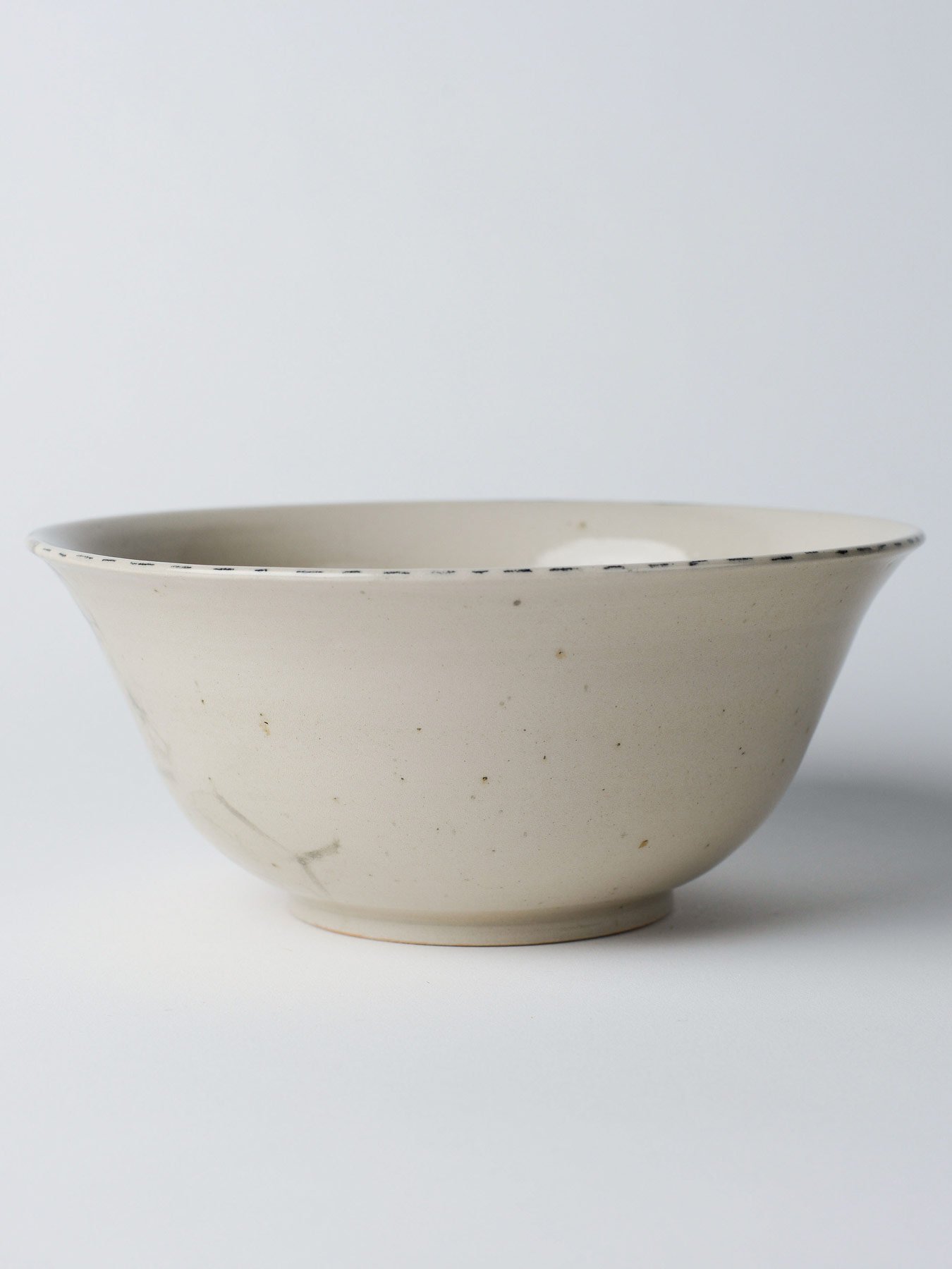 Udon-Schale mit schwarzer Zeichnung – weitere Rundumansicht zur Illustration.