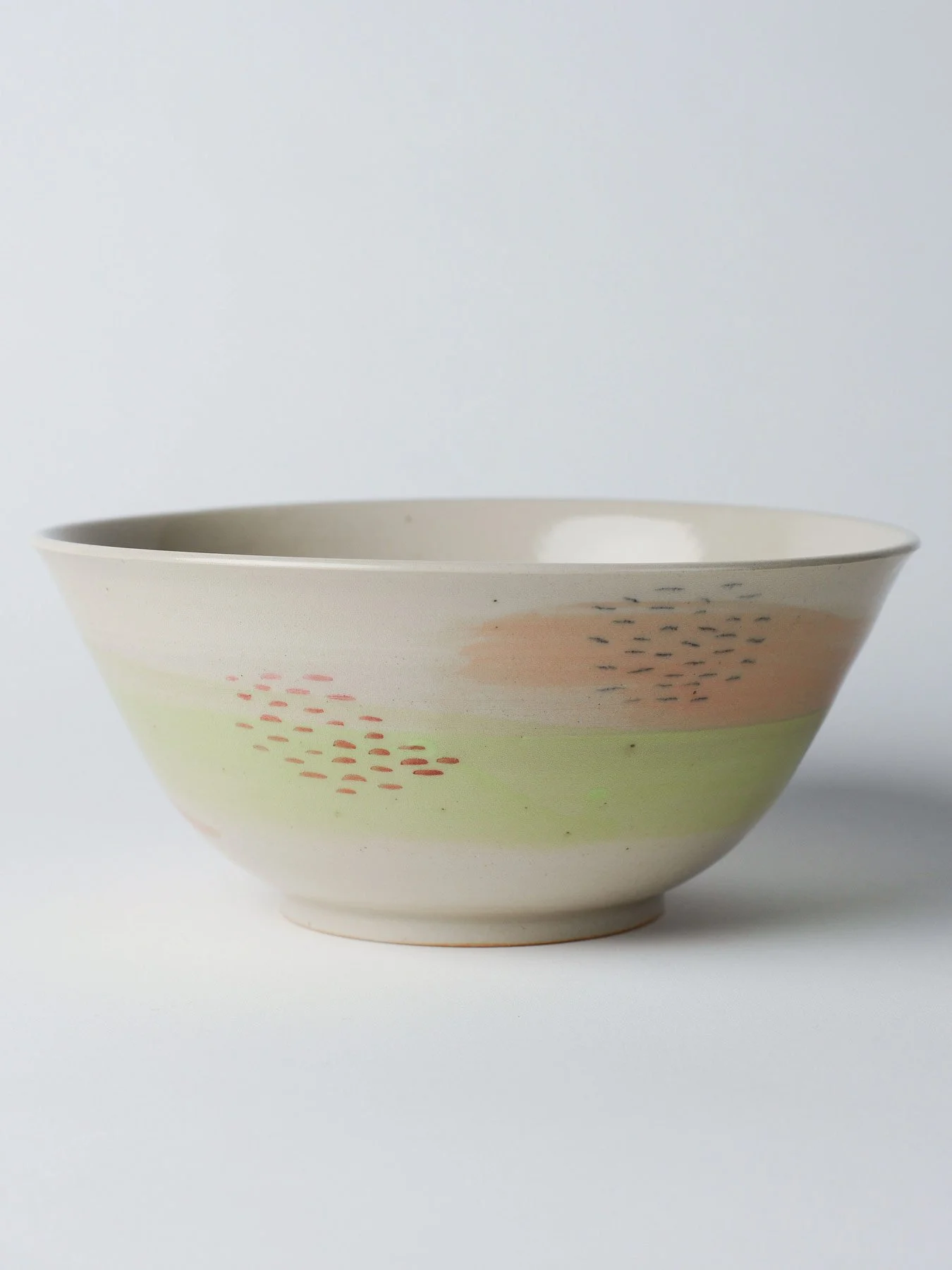 Udon-Schale mit zartgrünem Pinselstrich – gedrehte Ansicht zur besseren Sicht auf die Illustration.