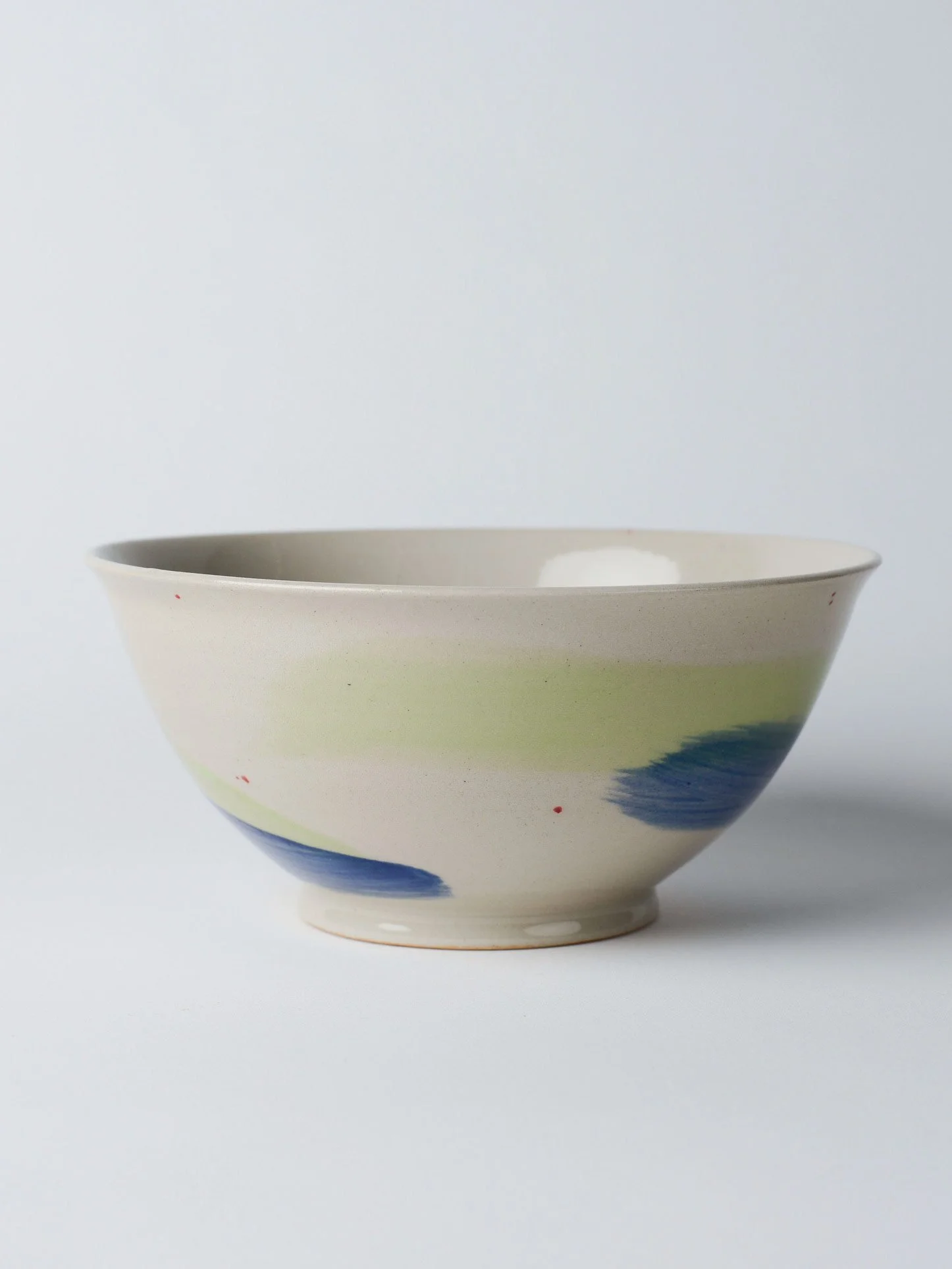 Udon-Schale mit blauen und grünen Streifen – vollständige Rundumansicht der Schale.