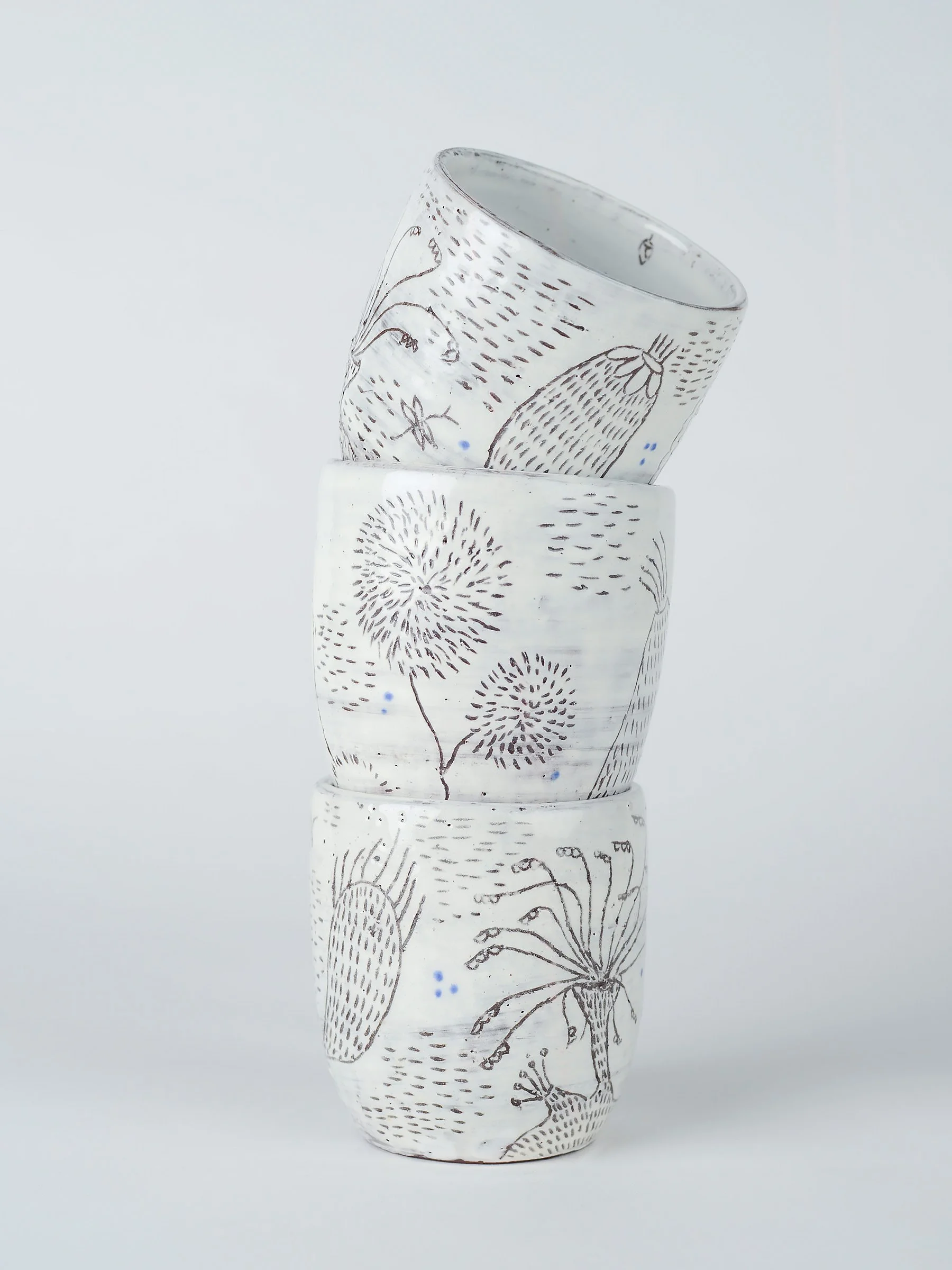 keramiktasse-weiss-sgraffito-pflanzen-insekten-atelier-kobo-02-05.jpg