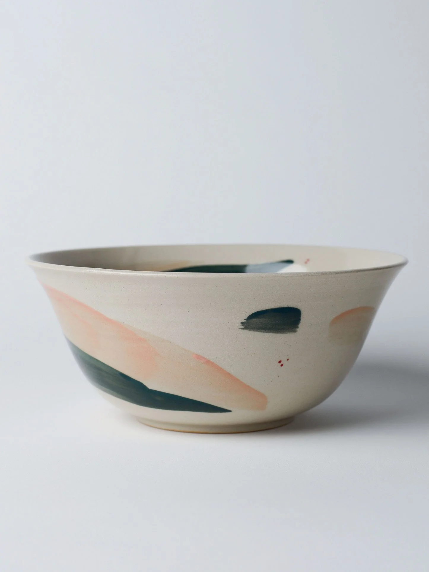 Udon-Schale mit grossen grünen Pinselstrichen – gedrehte Ansicht zur Sichtbarkeit des gesamten Musters.