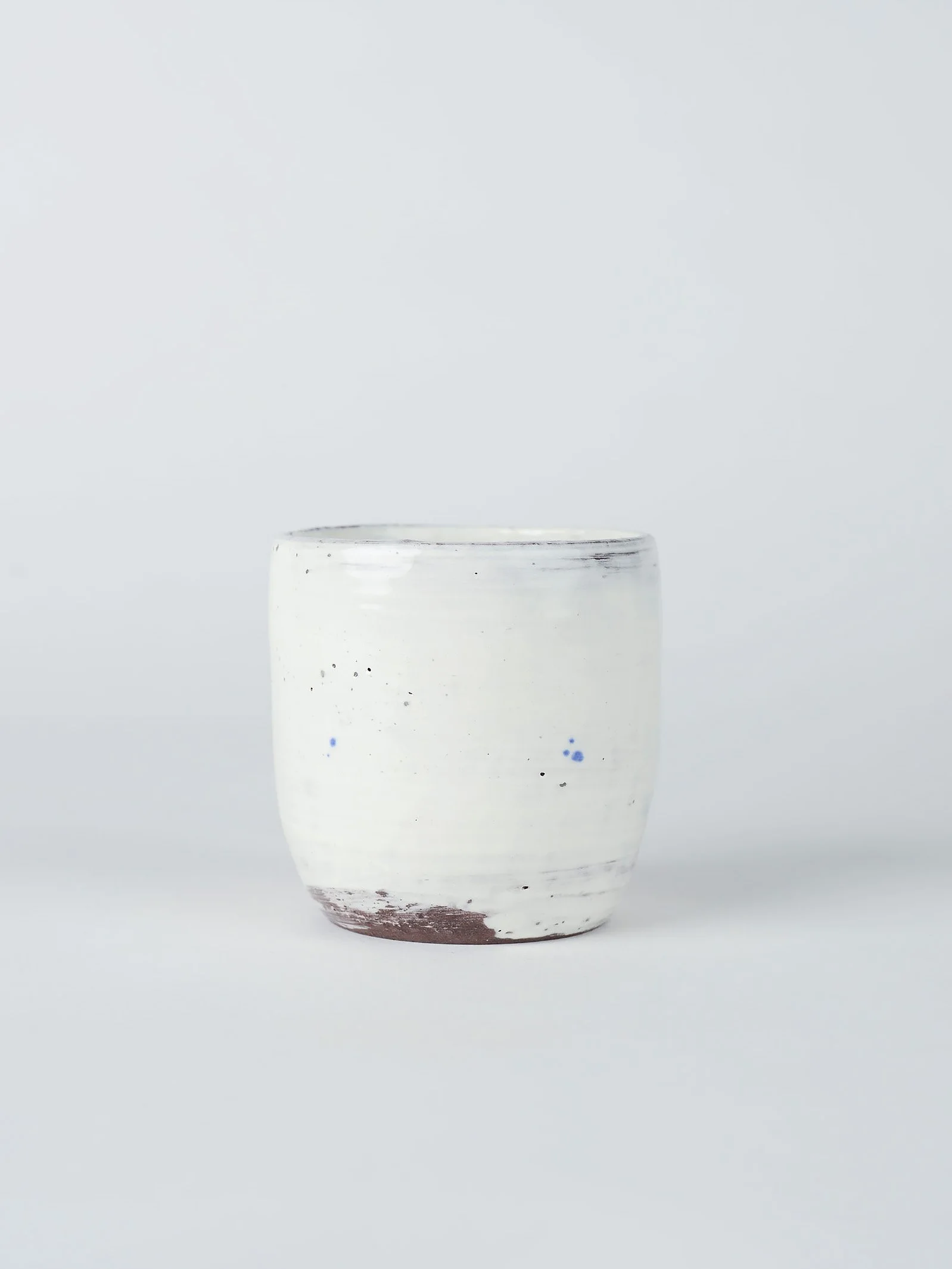 design-tasse-weiss-punkte-sgraffito-innen-schmetterling-01-01.jpg