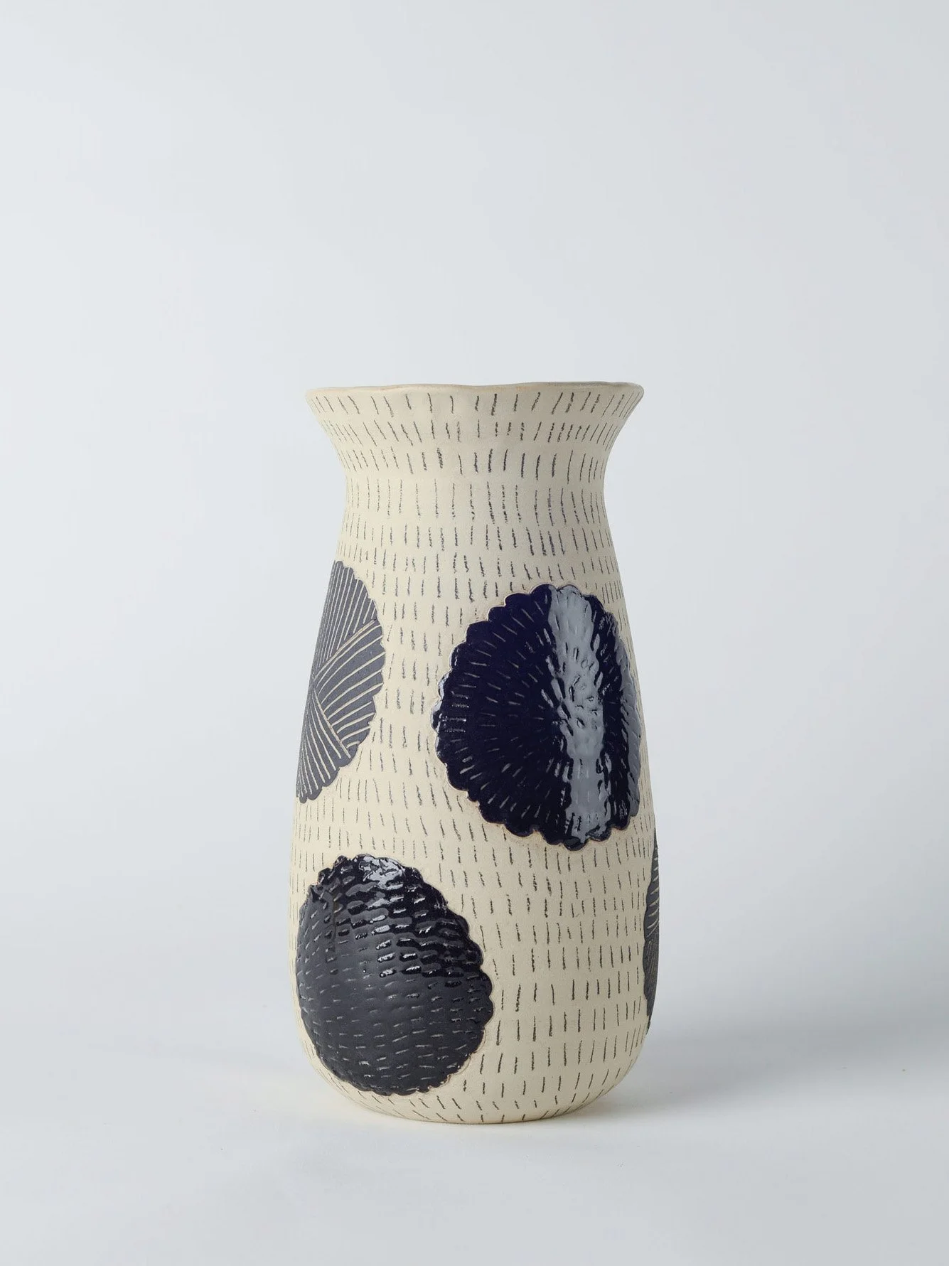 keramikvase-sgraffito-schwarz-blumen-schmetterling-atelier-kobo-01-04.jpg