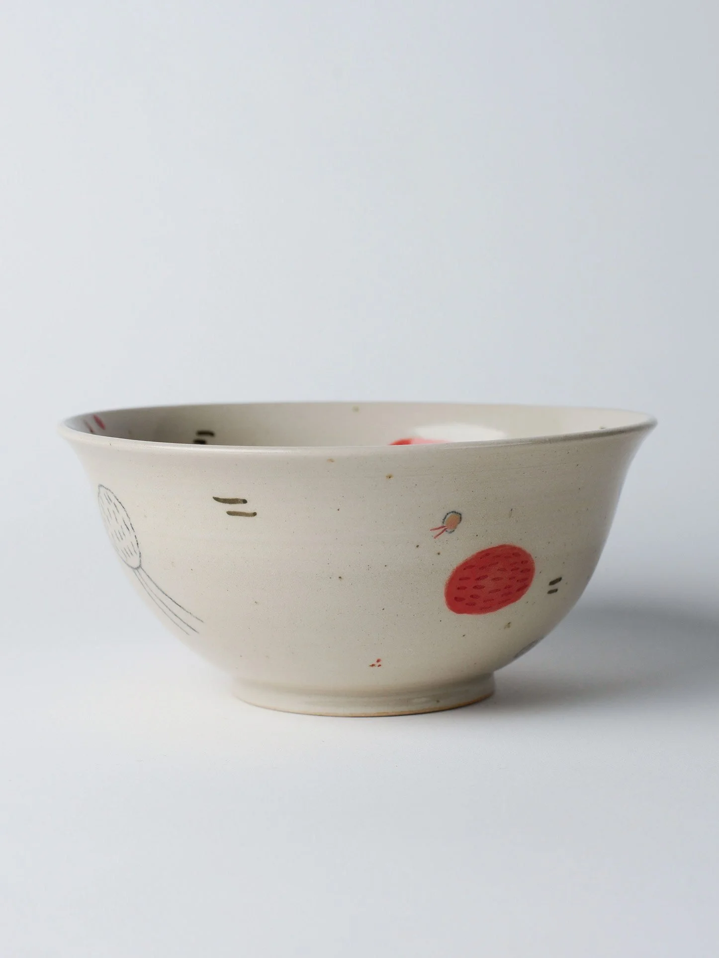 Udon-Schale mit kleinen gezeichneten Wesen – dritte gedrehte Ansicht der bemalten Oberfläche.