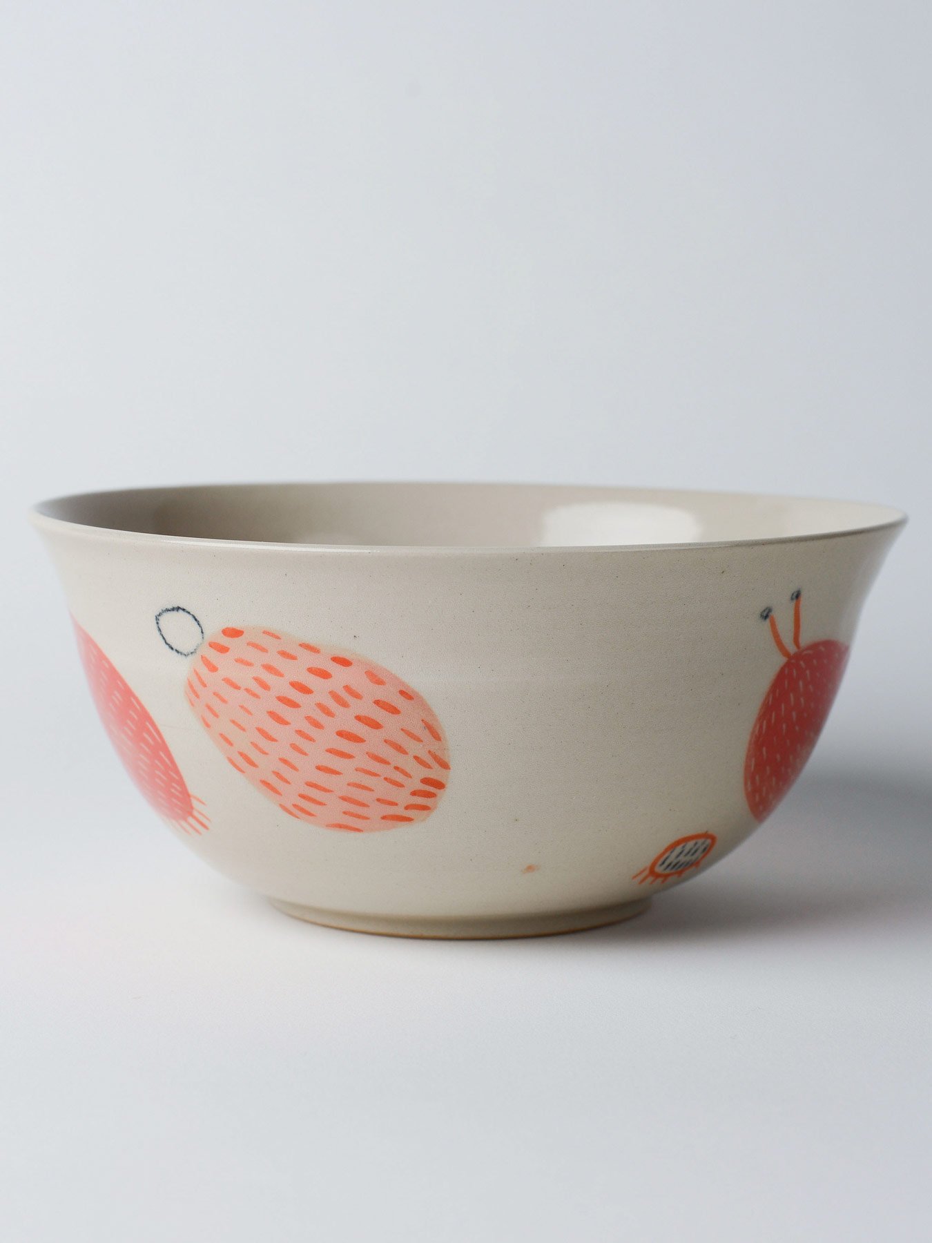 Udon-Schale mit gezeichneten roten Wesen – zusätzliche gedrehte Ansicht der Schale.