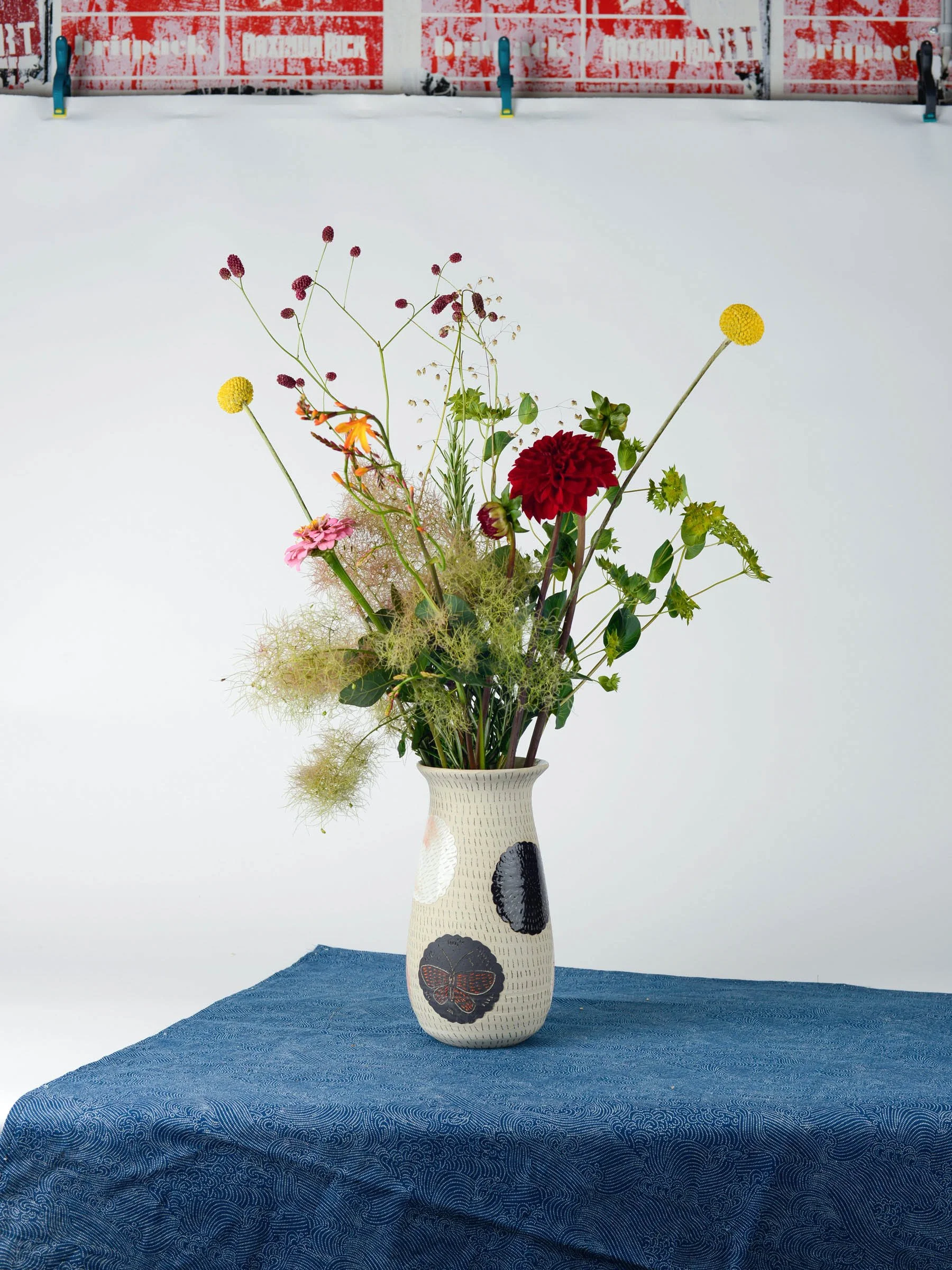 keramik-vase-rosa-weiss-schwarz-sgraffito-schmetterlinge-atelier-kobo-01-05.jpg