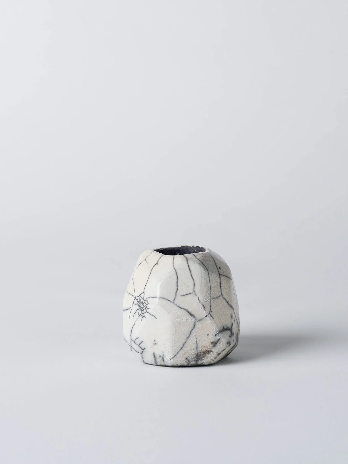 Raku-Kerzenständer leicht gedreht, sichtbar mit Rauchspuren und kantigen Flächen