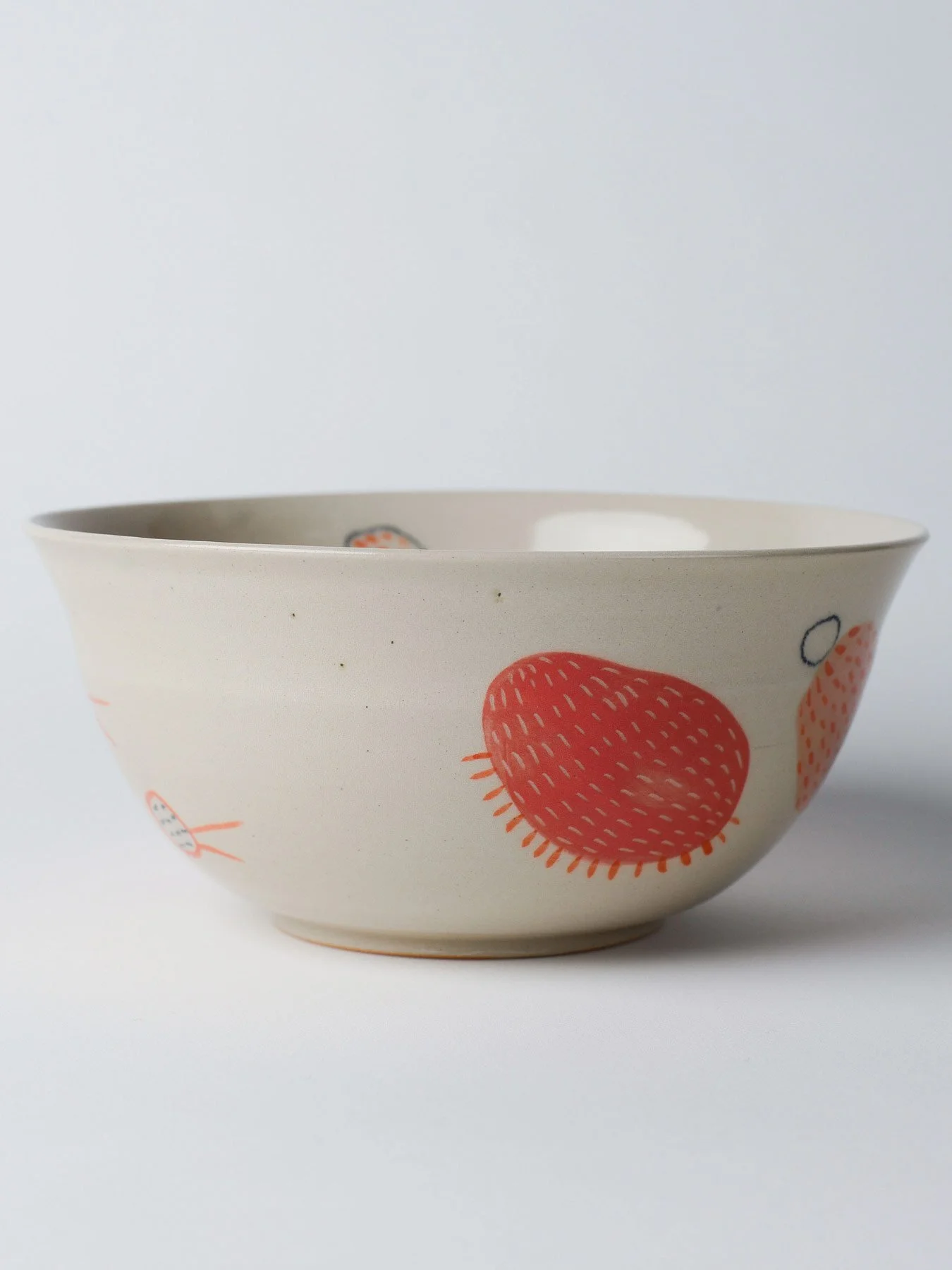 Udon-Schale mit gezeichneten roten Wesen – weitere Ansicht der gedrehten Schale.