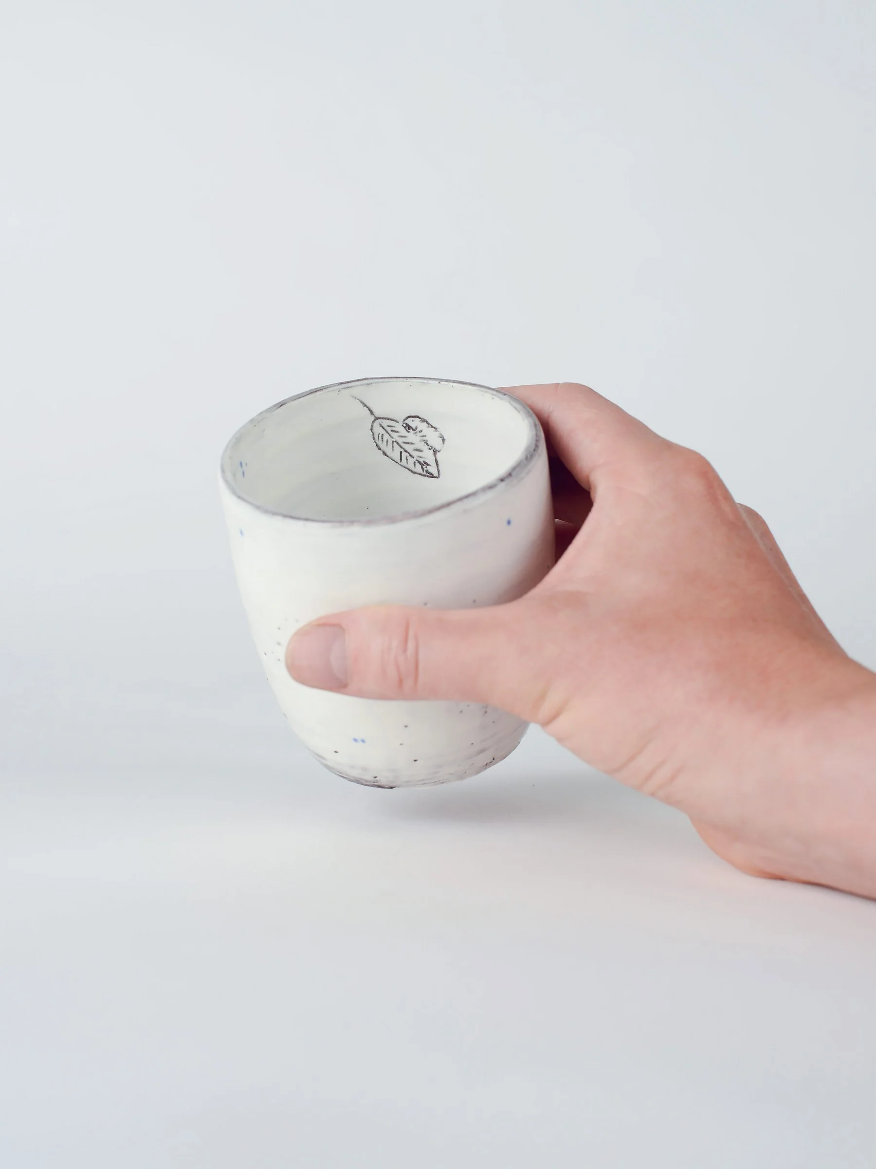 keramiktasse-weiss-farbige-punkte-sgraffito-innen-raupe-01-02.jpg
