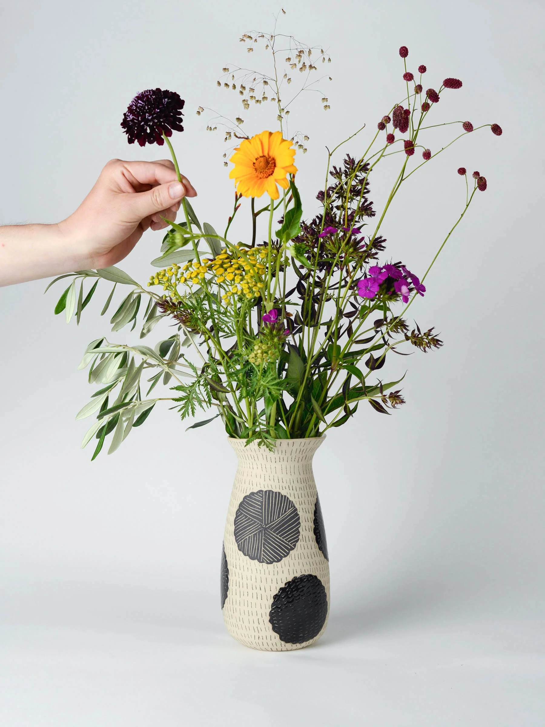 keramikvase-sgraffito-schwarz-blumen-schmetterling-atelier-kobo-01-05.jpg