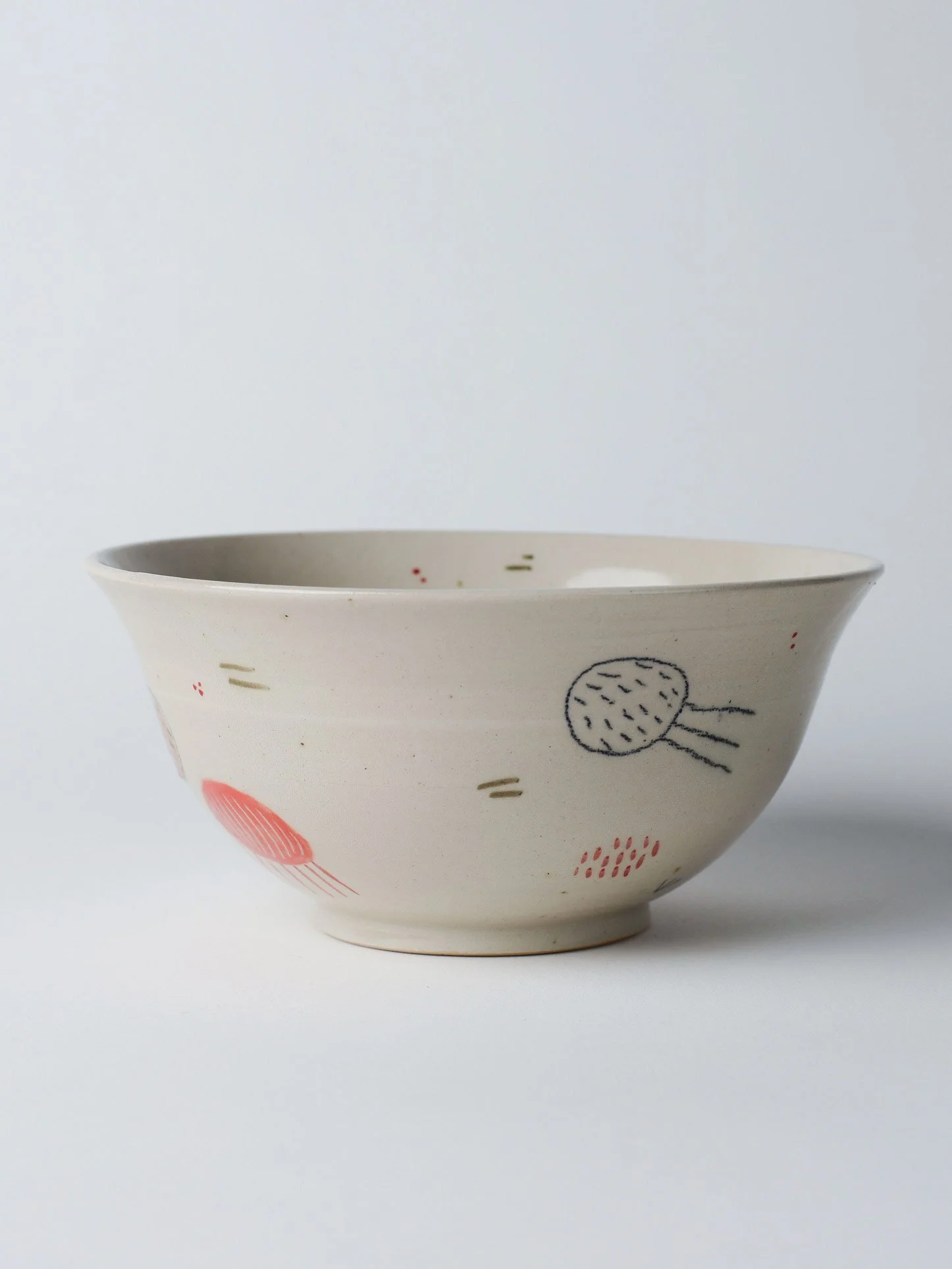 Udon-Schale mit kleinen gezeichneten Wesen – zweite gedrehte Ansicht zur Darstellung des Motivs.