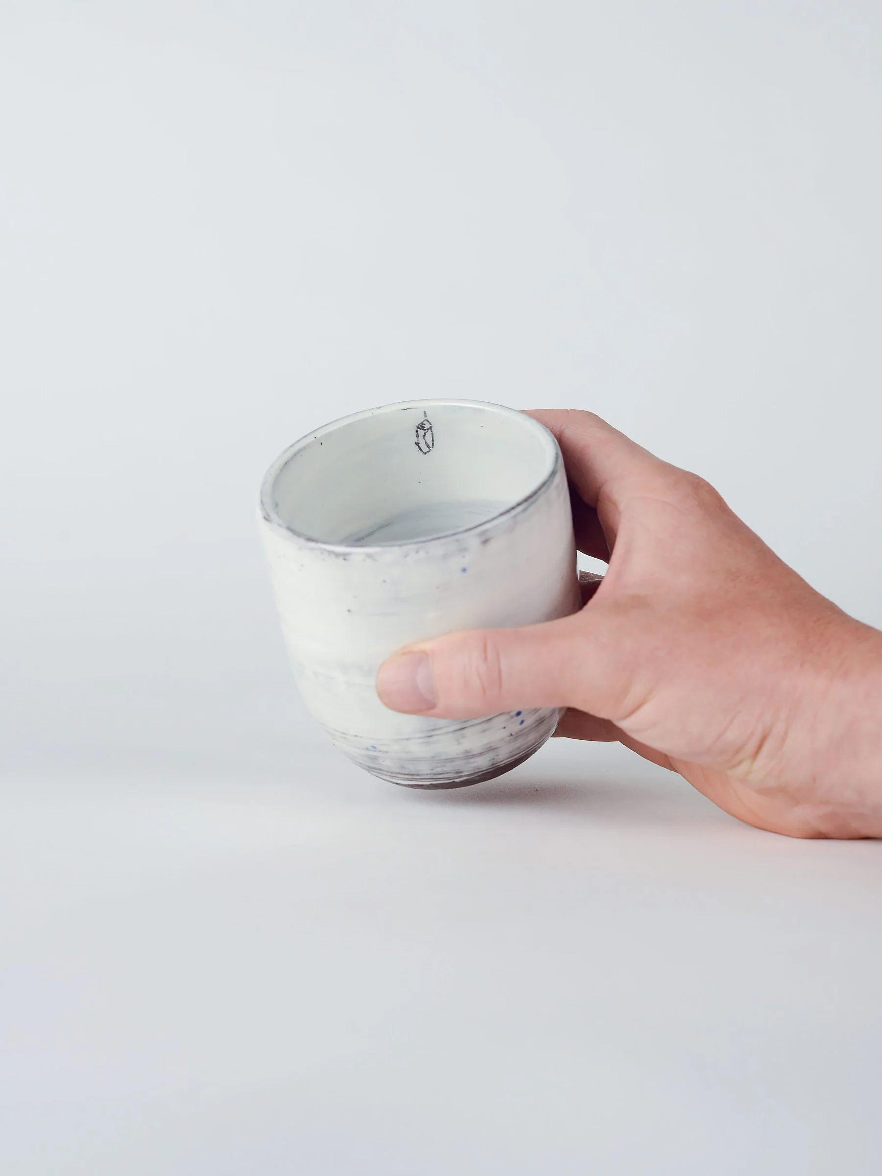 handgemachte-tasse-weiss-punkte-sgraffito-innen-puppe-01-02.jpg