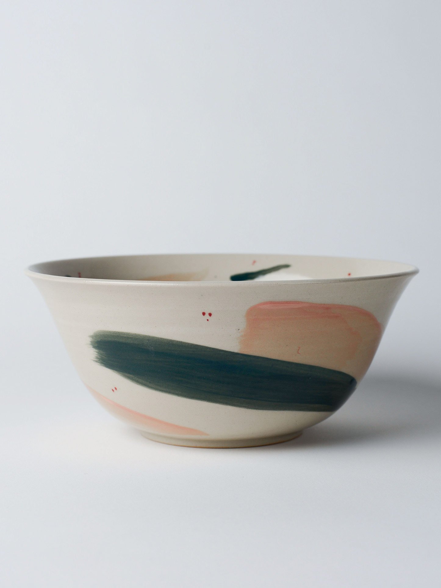 Udon-Schale mit grossen grünen Pinselstrichen – Vorderansicht der handgefertigten Keramikschale.