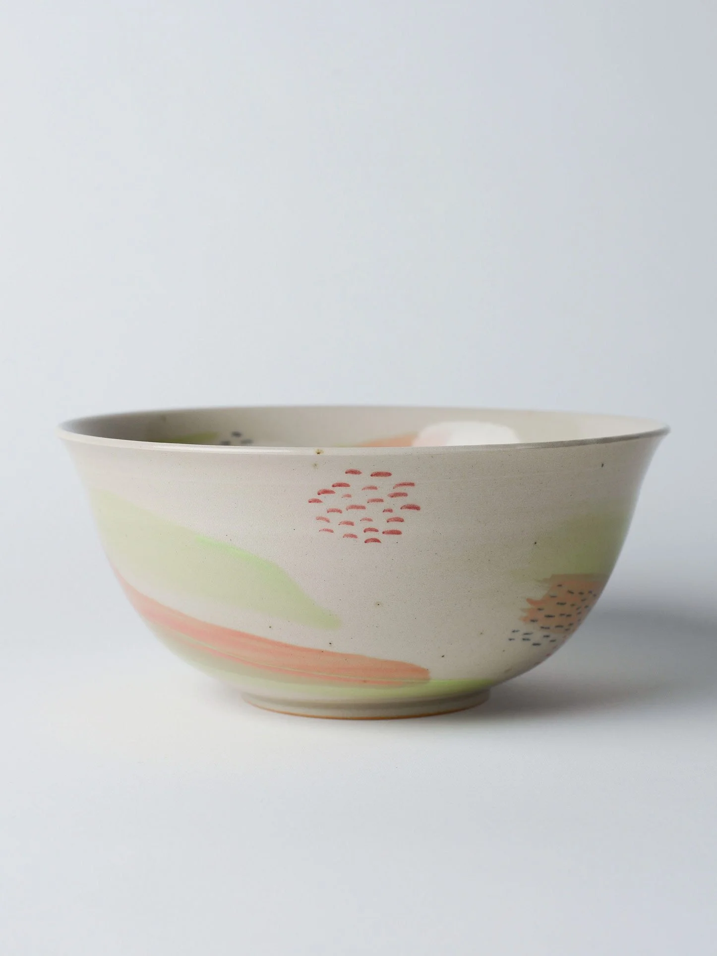 Udon-Schale mit zartgrünem Pinselstrich – weitere Rundumansicht der geformten Keramikschale.