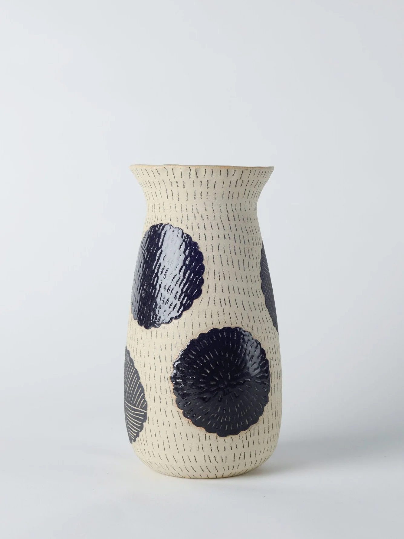 keramikvase-sgraffito-schwarz-blumen-schmetterling-atelier-kobo-01-02.jpg