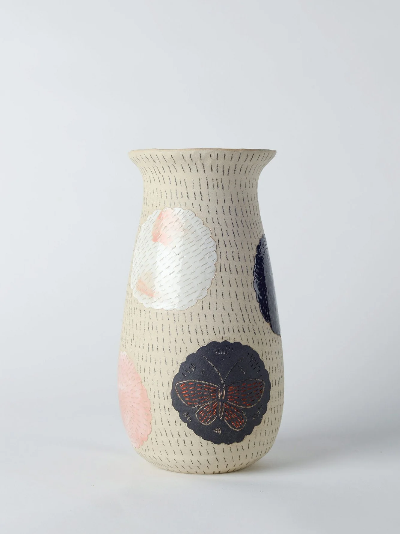 keramik-vase-rosa-weiss-schwarz-sgraffito-schmetterlinge-atelier-kobo-01-03.jpg