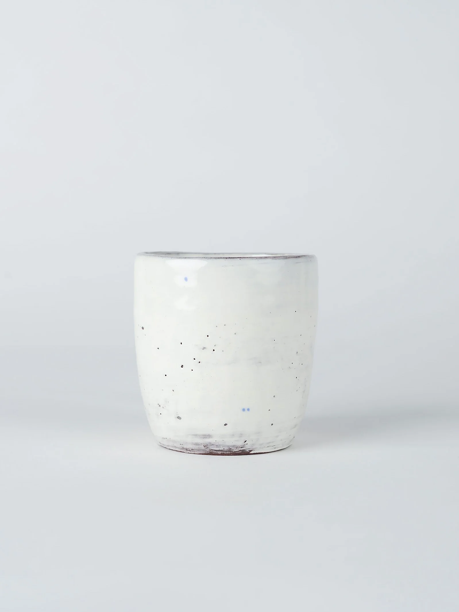 keramiktasse-weiss-farbige-punkte-sgraffito-innen-raupe-01-01.jpg