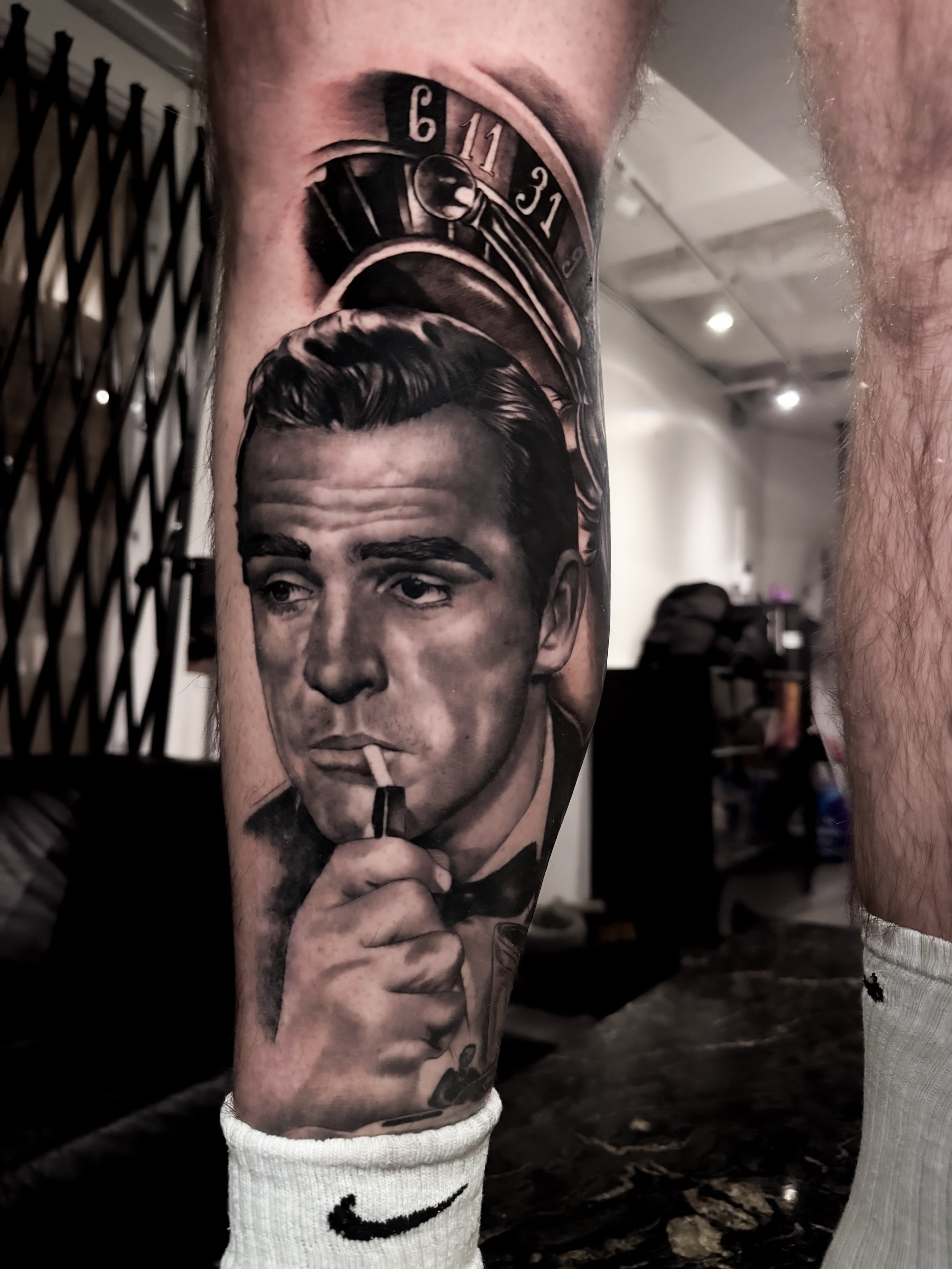 Portrait réaliste Sean Connery James Bond 007 ,DR.NO vintage noir et gris avec roulette de casino, cigarette, style cinéma hollywoodien. Darick Tattoos Montréal.
