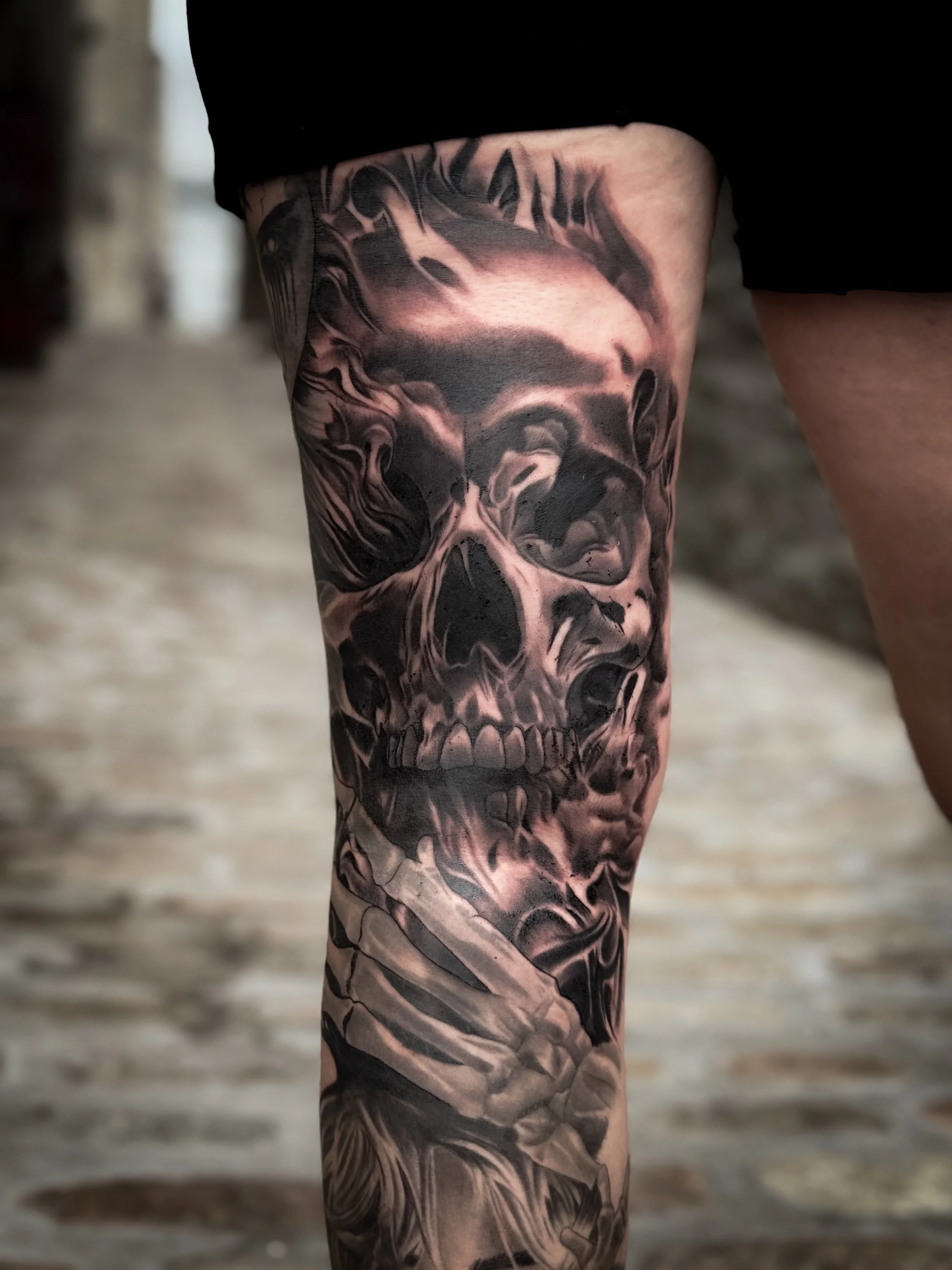Tatouage jambe complète femme noir et gris réaliste close up– skull et portrait de femme. Full leg tattoo black & grey. Darick Tattoos,Montreal.
