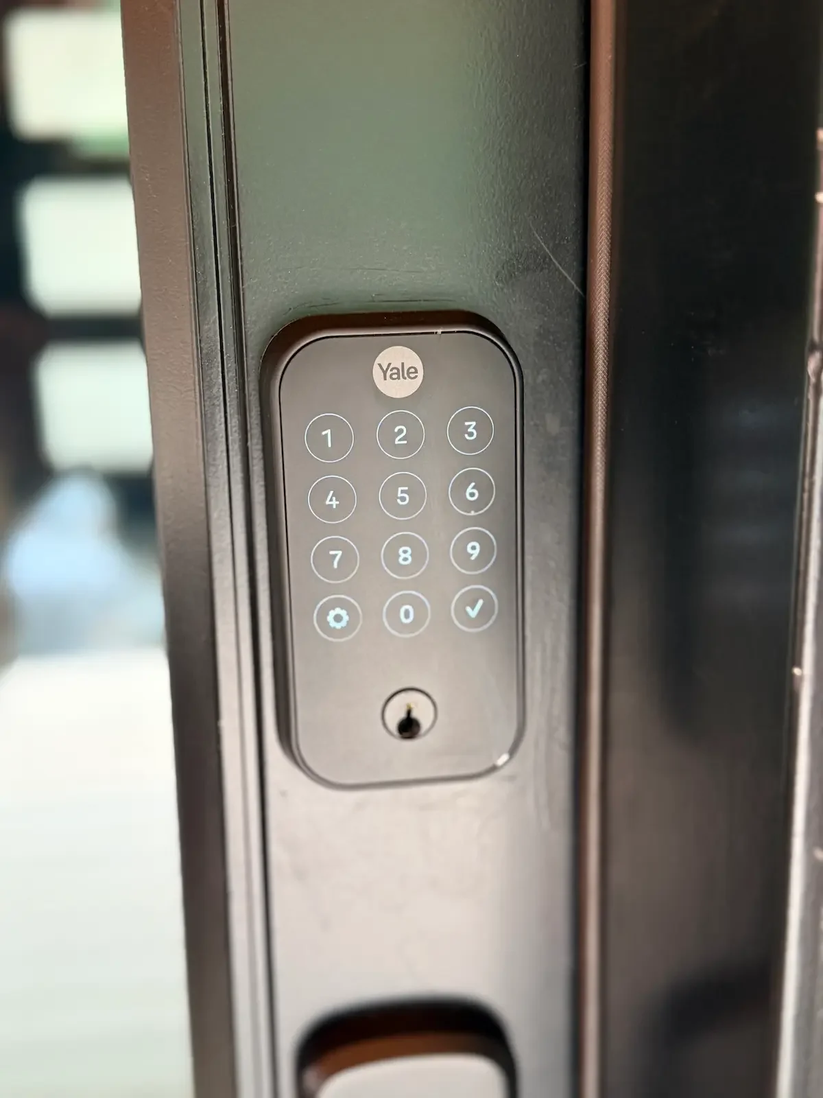 Yale smart lock keypad on Fjellsangin front door for contactless check-in at this PNW cabin getaway