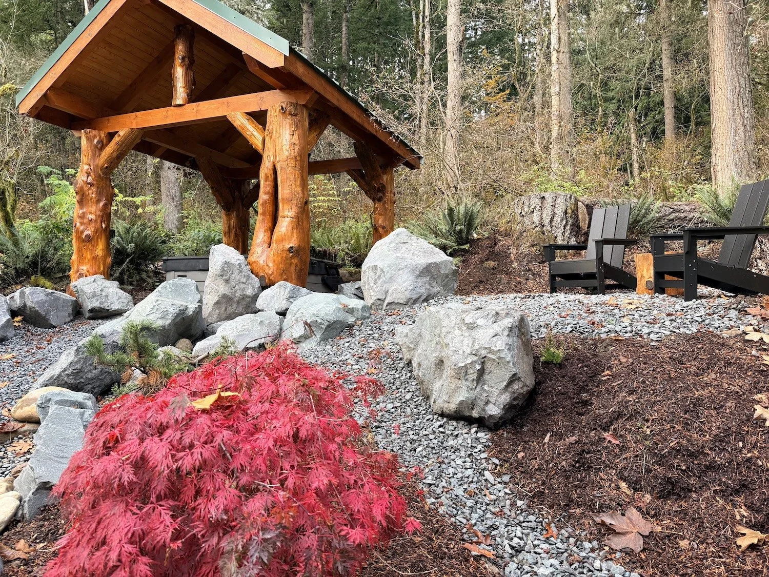 Open-sided hot tub pavilion under a green metal roof at Fjellsangin near Mt. Rainier
