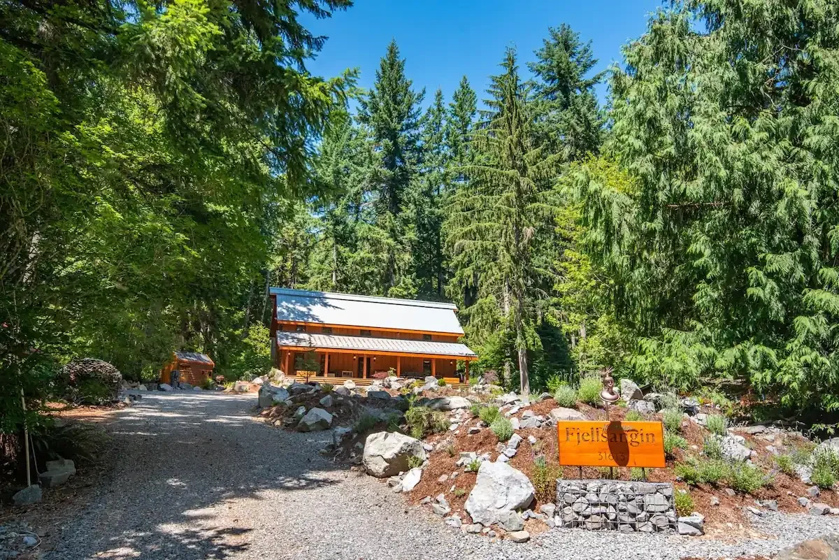 Fjellsangin luxury forest cabin exterior in Ashford WA, ten minutes from the Nisqually Entrance