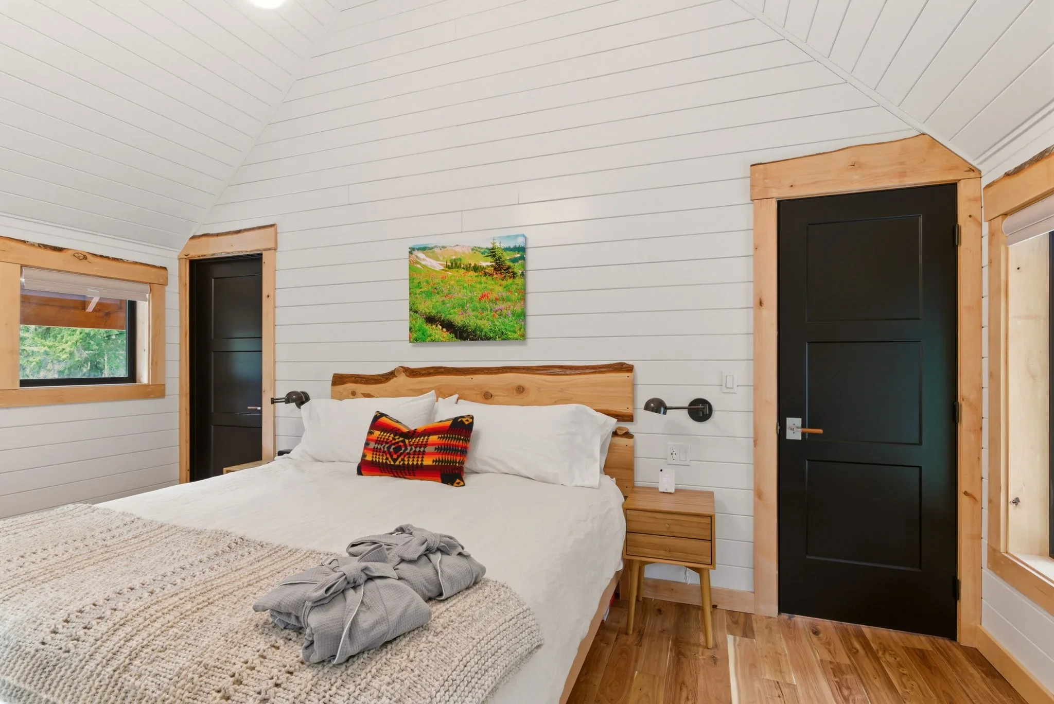 Upper level king bedroom with live-edge cedar headboard at Fjellsangin cabin near Mt. Rainier