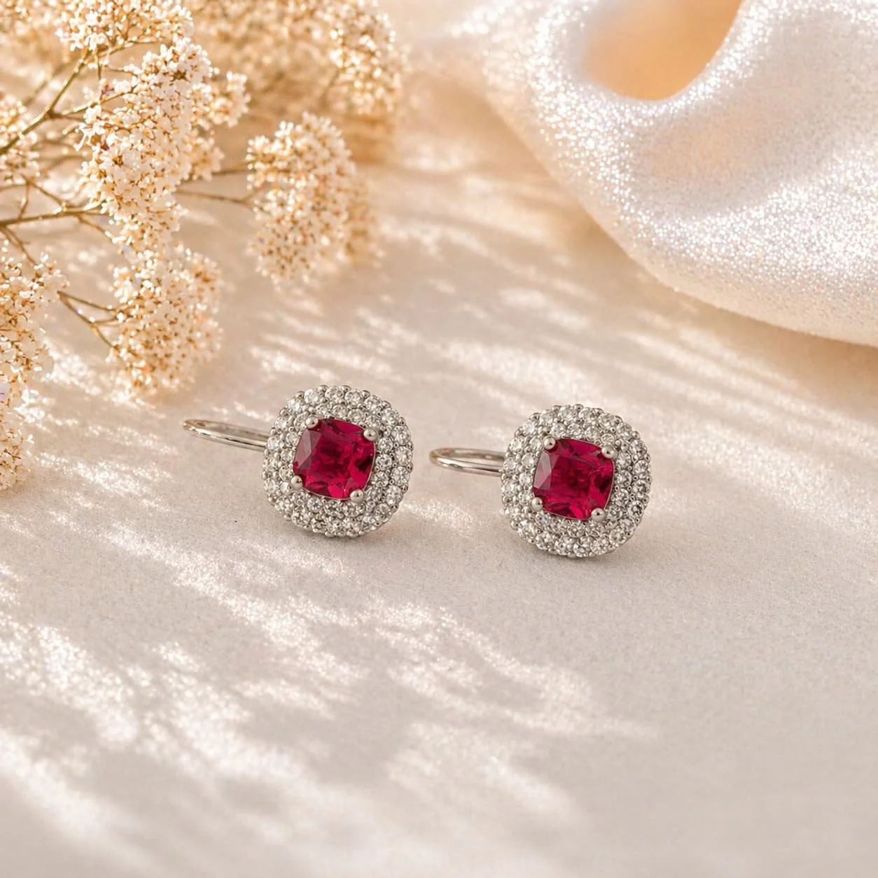 Aretes Radiantes de Plata con Circonitas Rojas
