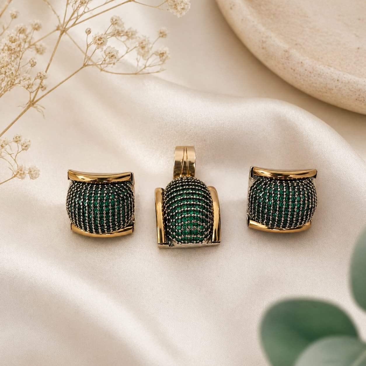 Juego de Accesorios en Plata y Oro con Detalles Esmeralda