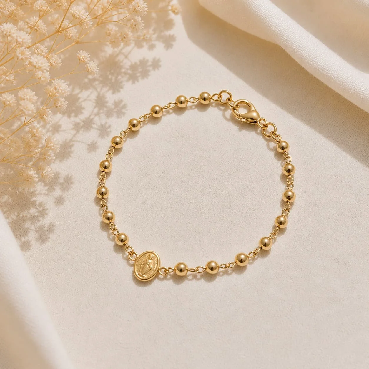 Pulsera Dorada con Medalla Decorativa
