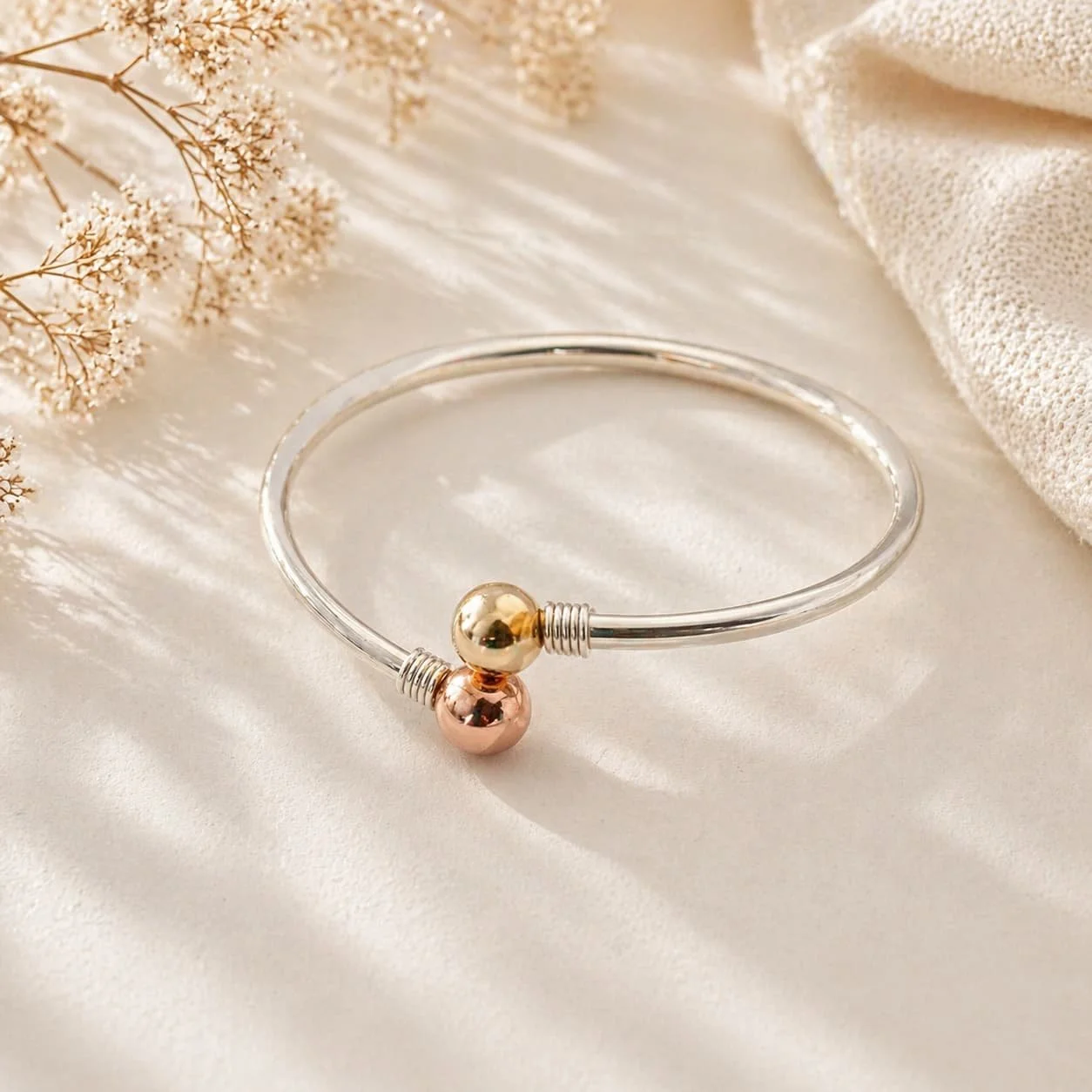 Pulsera Elegancia Dual en Plata y Oro