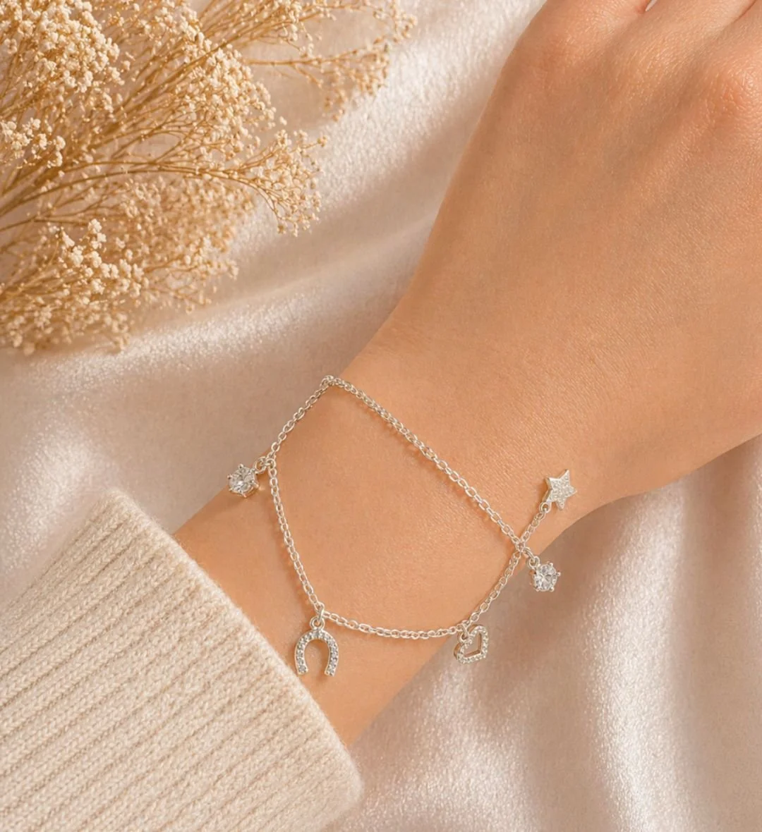 Pulsera de Plata con Encantos Delicados
