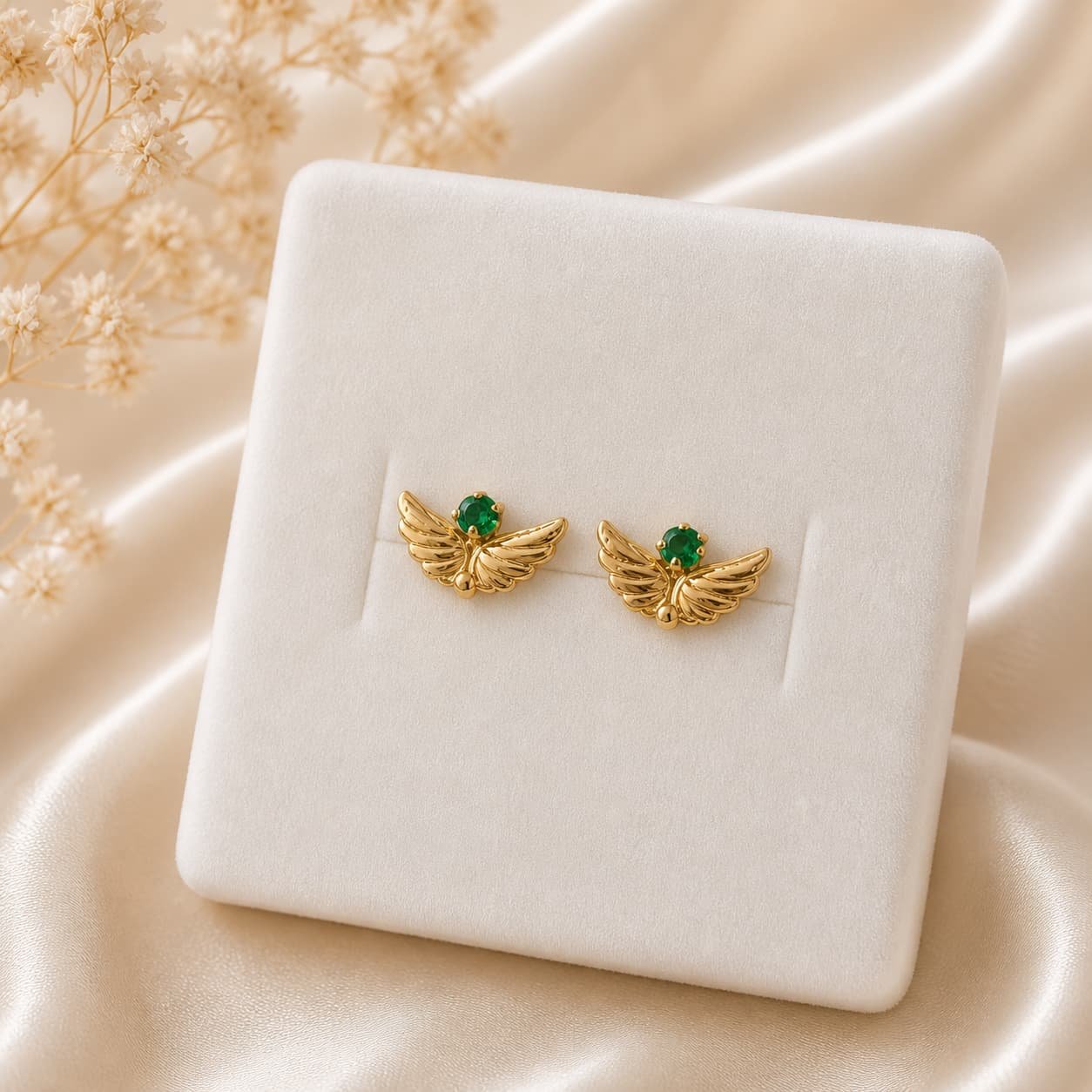 Topos en Oro Laminado con Detalle de Alas y Piedra Verde
