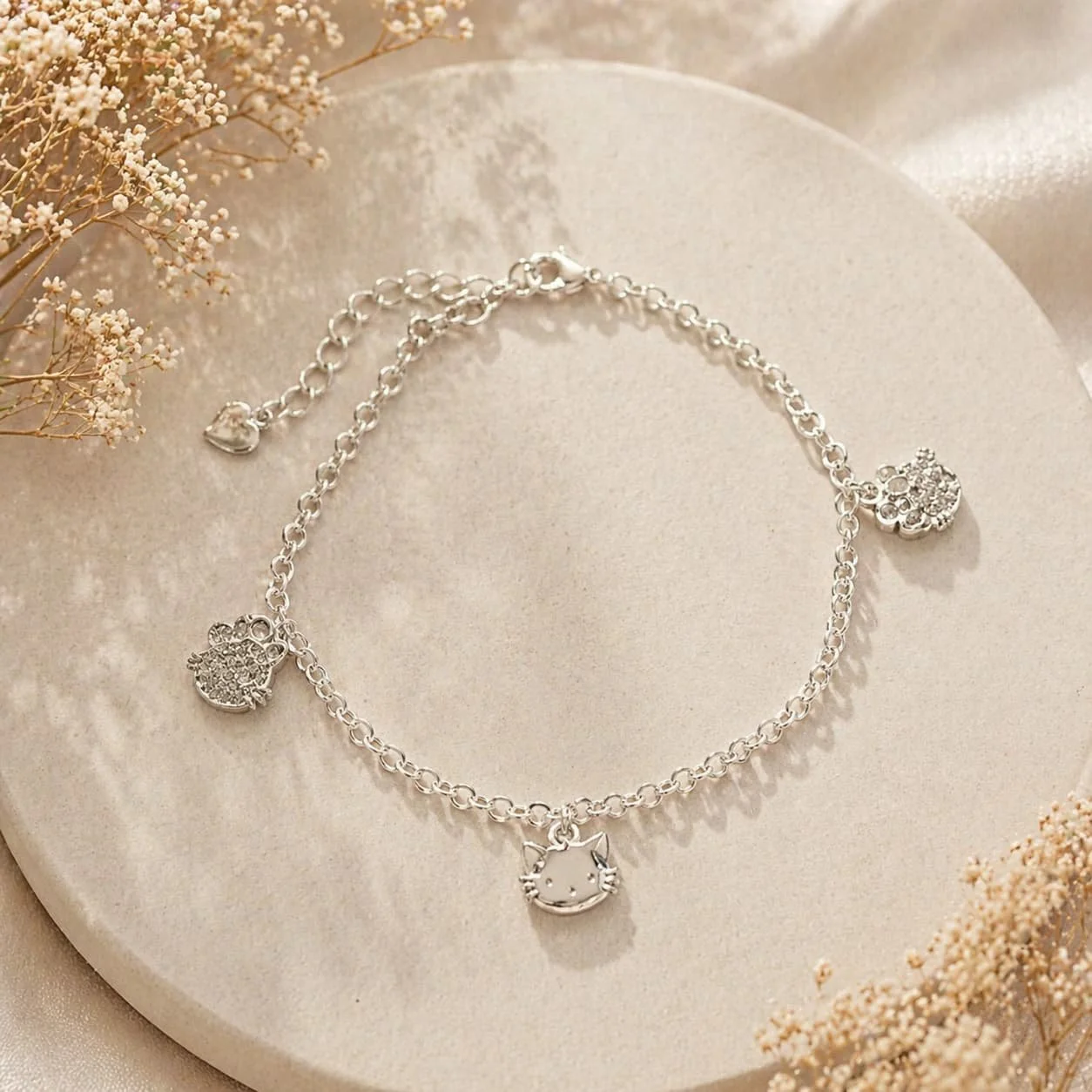 Pulsera de Plata con Encantos Delicados