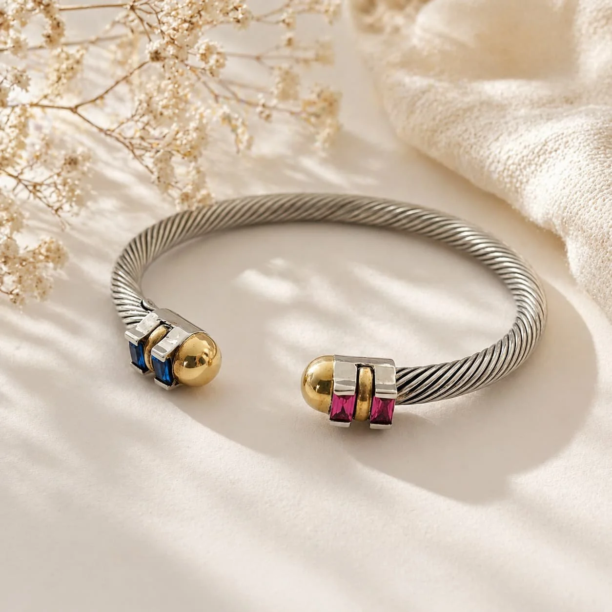 Pulsera Exclusiva de Plata y Oro con Detalles Coloridos