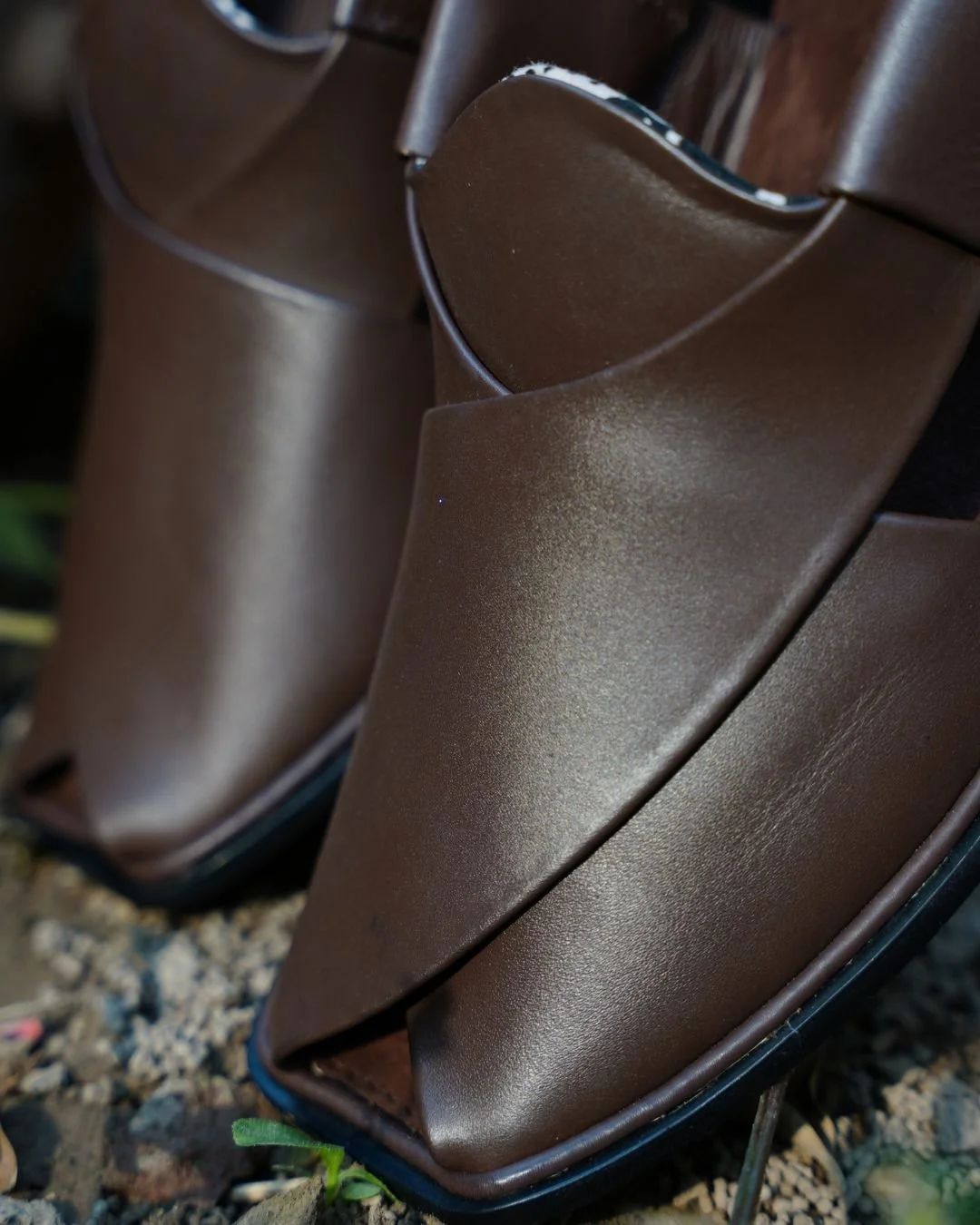 Some things don't need to shout to be noticed.

The 36s  Autumn - Heritage Meets Hustle

Inspired by the traditional Peshawari chappal (sandals) worn for generations in the Himalayan mountains, the 36s are built for your everyday; from pavement to ro