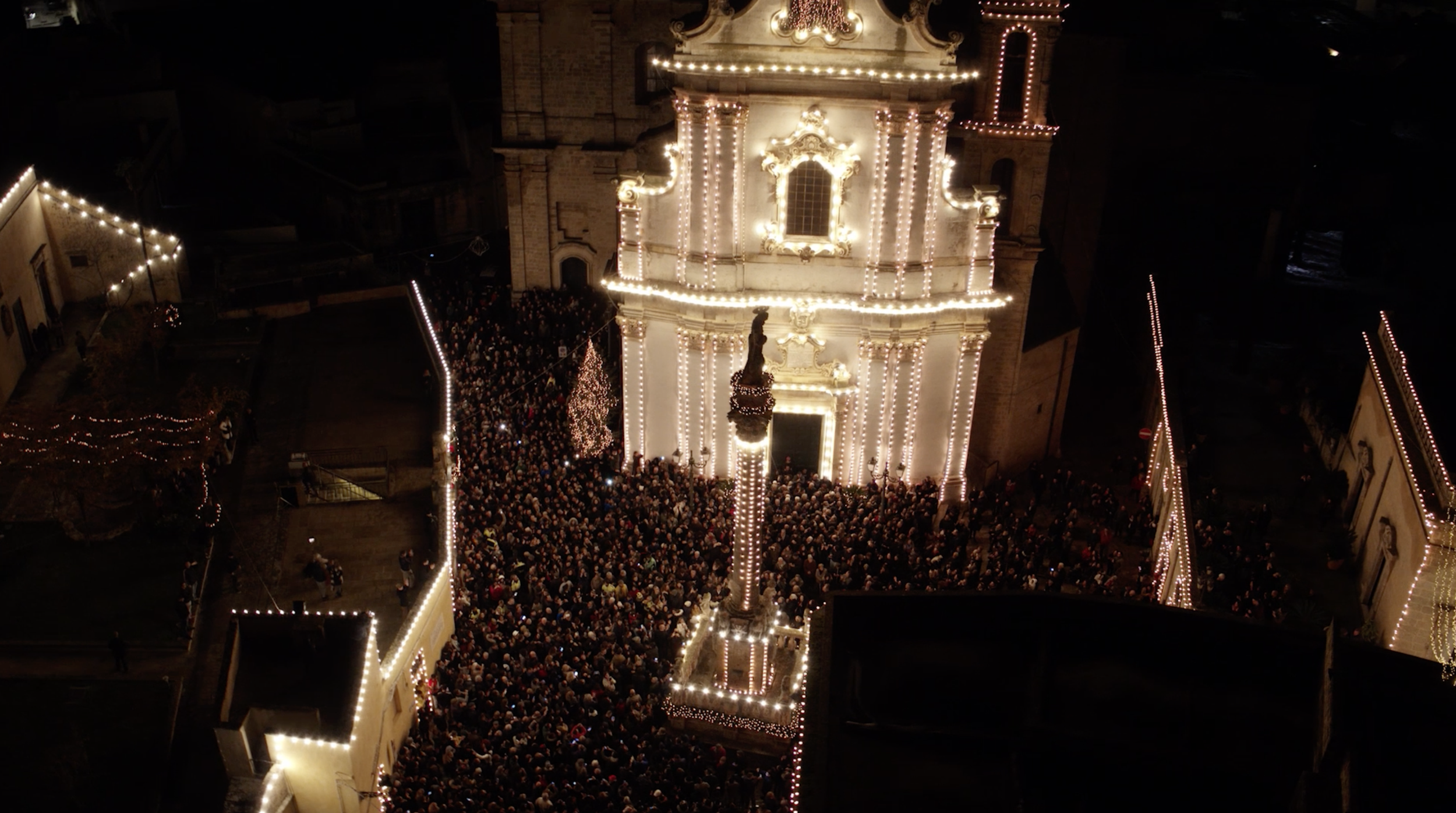 FERRERO ROCHER - THE LIGHT OF THE TOWN