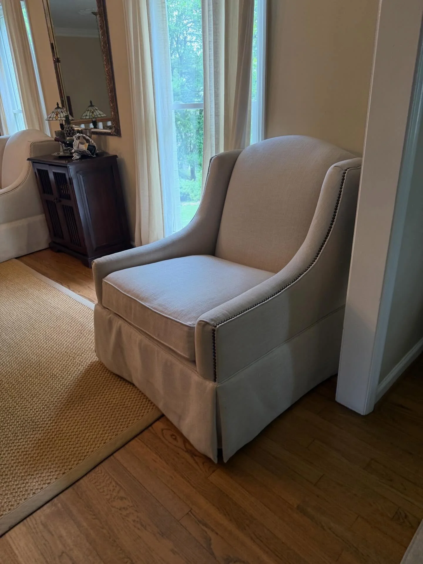 A silhouette unchanged, but entirely renewed. Tailored linen softens into timeless velvet. This transformation is proof that fabric is the detail that makes the difference.