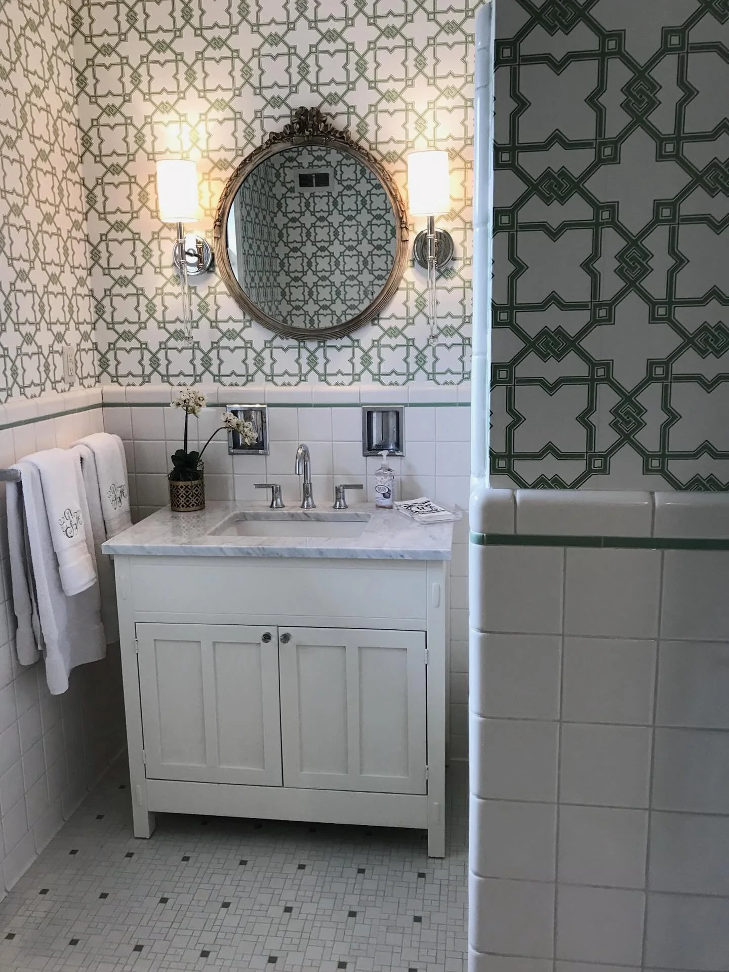 From classic tile to statement style! This #WallpaperWednesday brings a fresh perspective to a familiar space. Swipe to see the &ldquo;before.&rdquo;