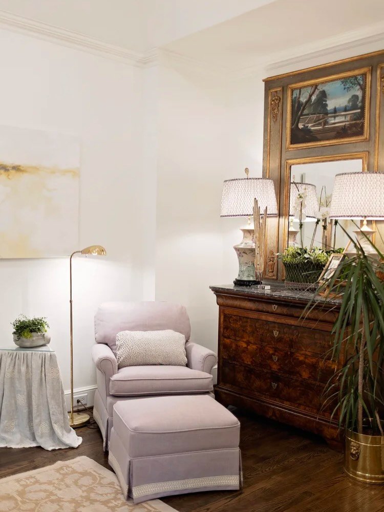 Pantone&rsquo;s color of the year is WHITE 🤍 The perfect backdrop for bold moments. When your base is calm&hellip;texture, art, and accessories do the talking. Start with simplicity, then layer your story. @pantone