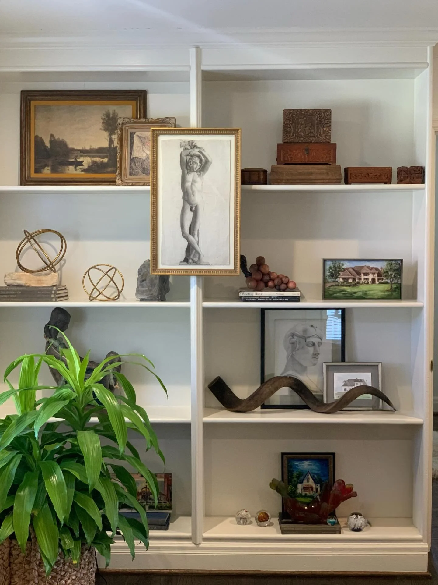 Serving up a fresh shelfie at Blair G. Smith Interiors! 🤳🏻