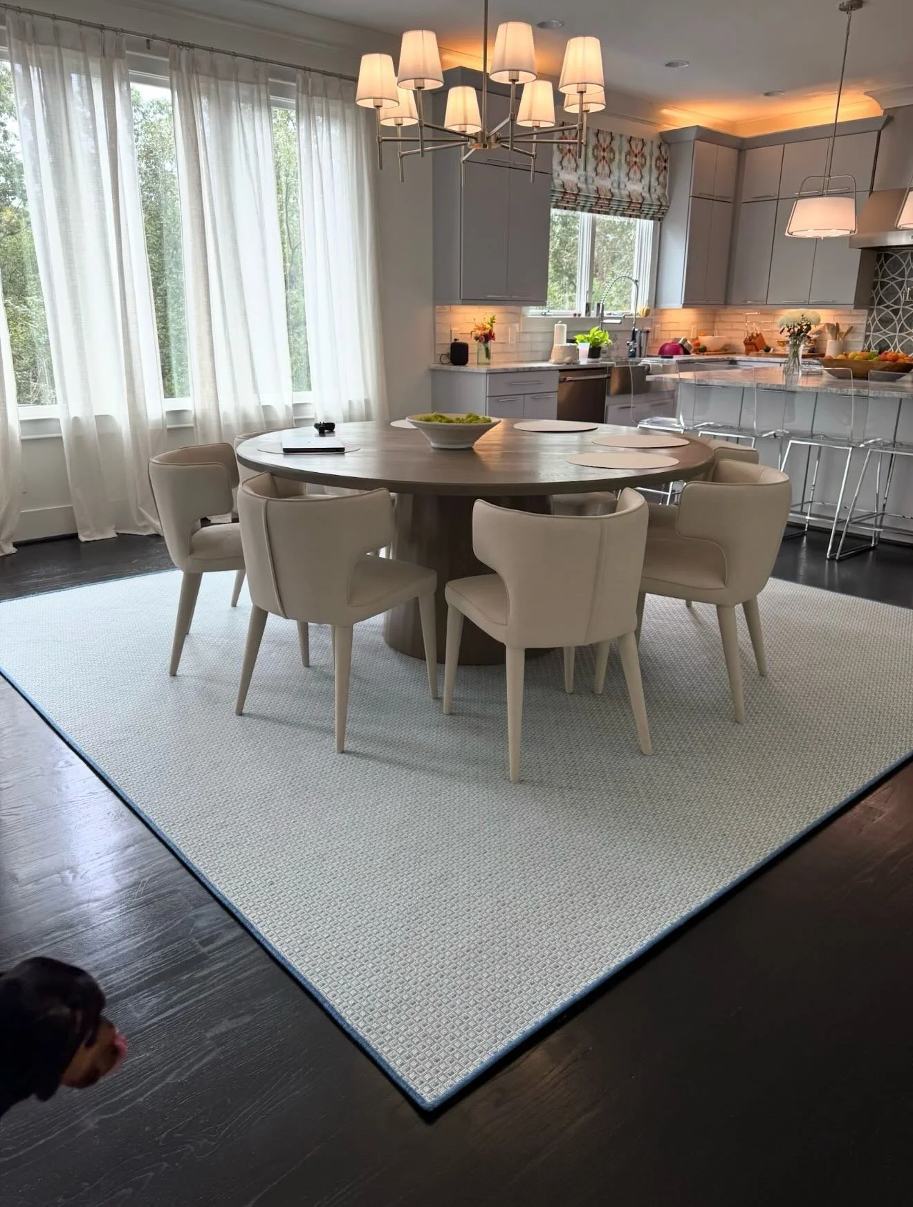 After -> Before. Proof that the right rug changes everything!
I worked closely with my client to customize this rug. A peek into what choosing the perfect scale, color, and texture to create the foundational piece that ties it all together looks l