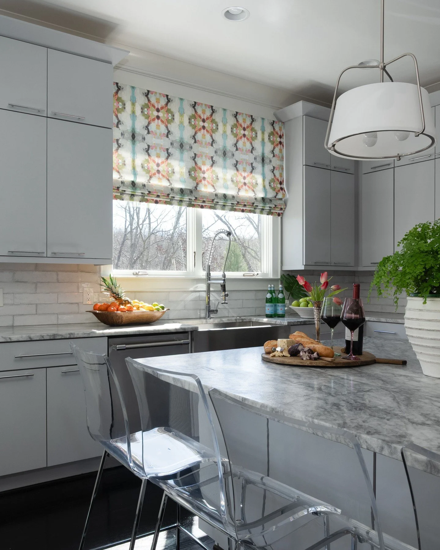 A kitchen designed for gathering. 🍽️

Custom automated drapery brings the perfect dose of color and softness to this space, making it easy to adjust the light throughout the day. Delicate maidenhair ferns add life and movement, creating a kitchen th