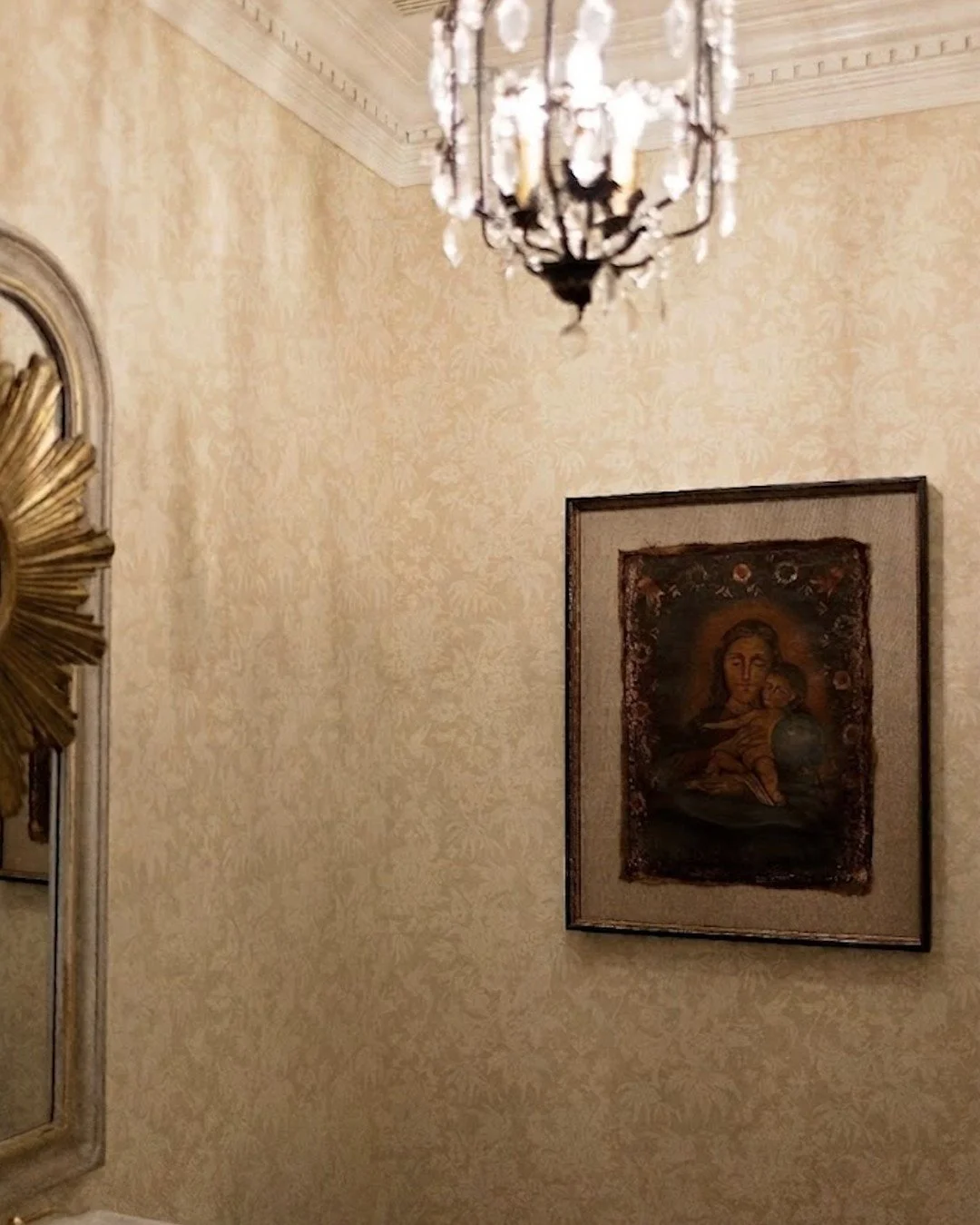The most memorable spaces are filled with pieces that tell a story. 📖

This room is layered with meaningful details, from artwork collected during a trip to Provence, France, and custom framed without glass for a relaxed, gallery-inspired feel, to a