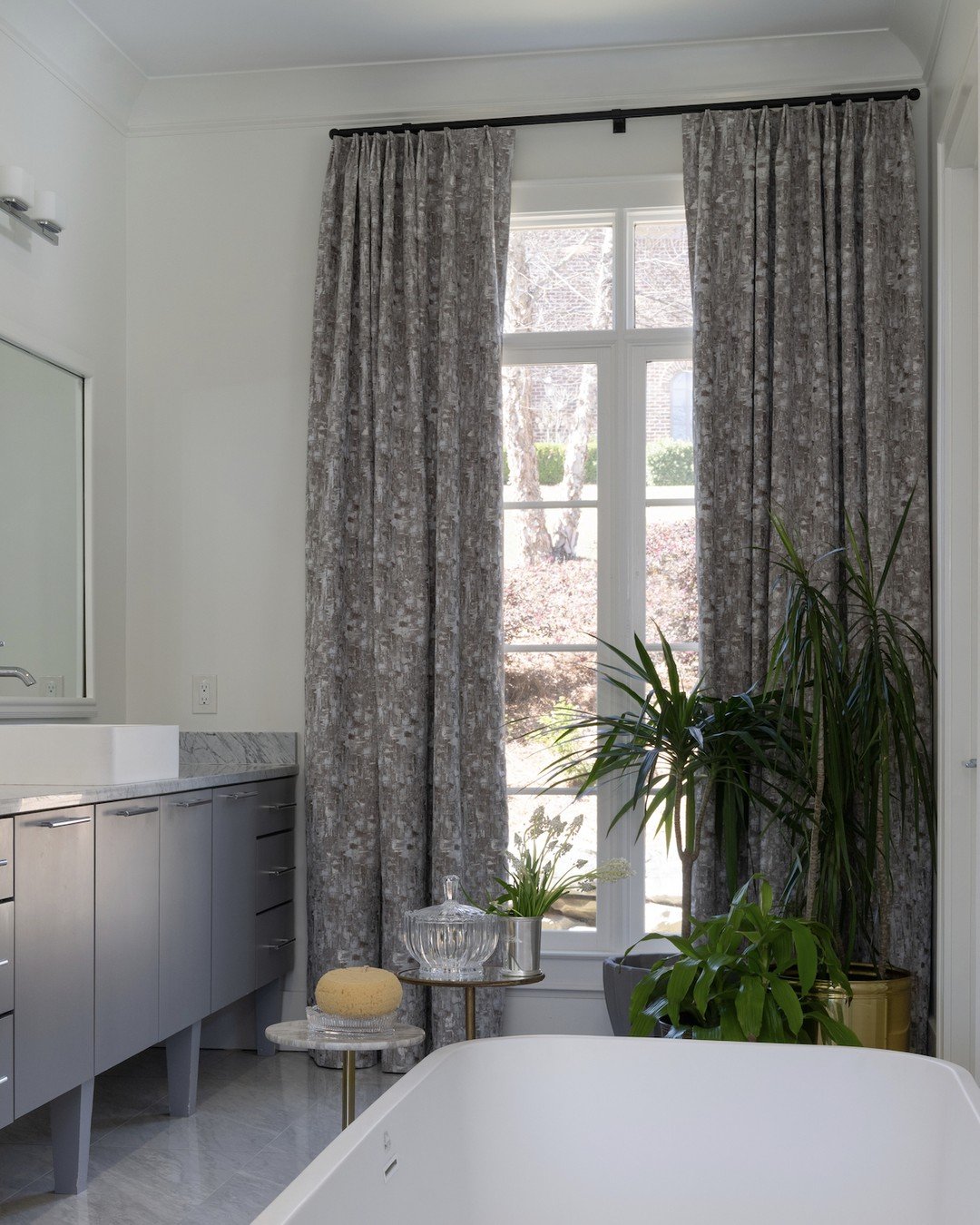 Custom drapery can completely transform a home. 🌿

For this project, we replaced the existing window treatments with custom fabric featuring a subtle modern edge, paired with beautiful hardware, blackout lining, and traverse rods for effortless ever