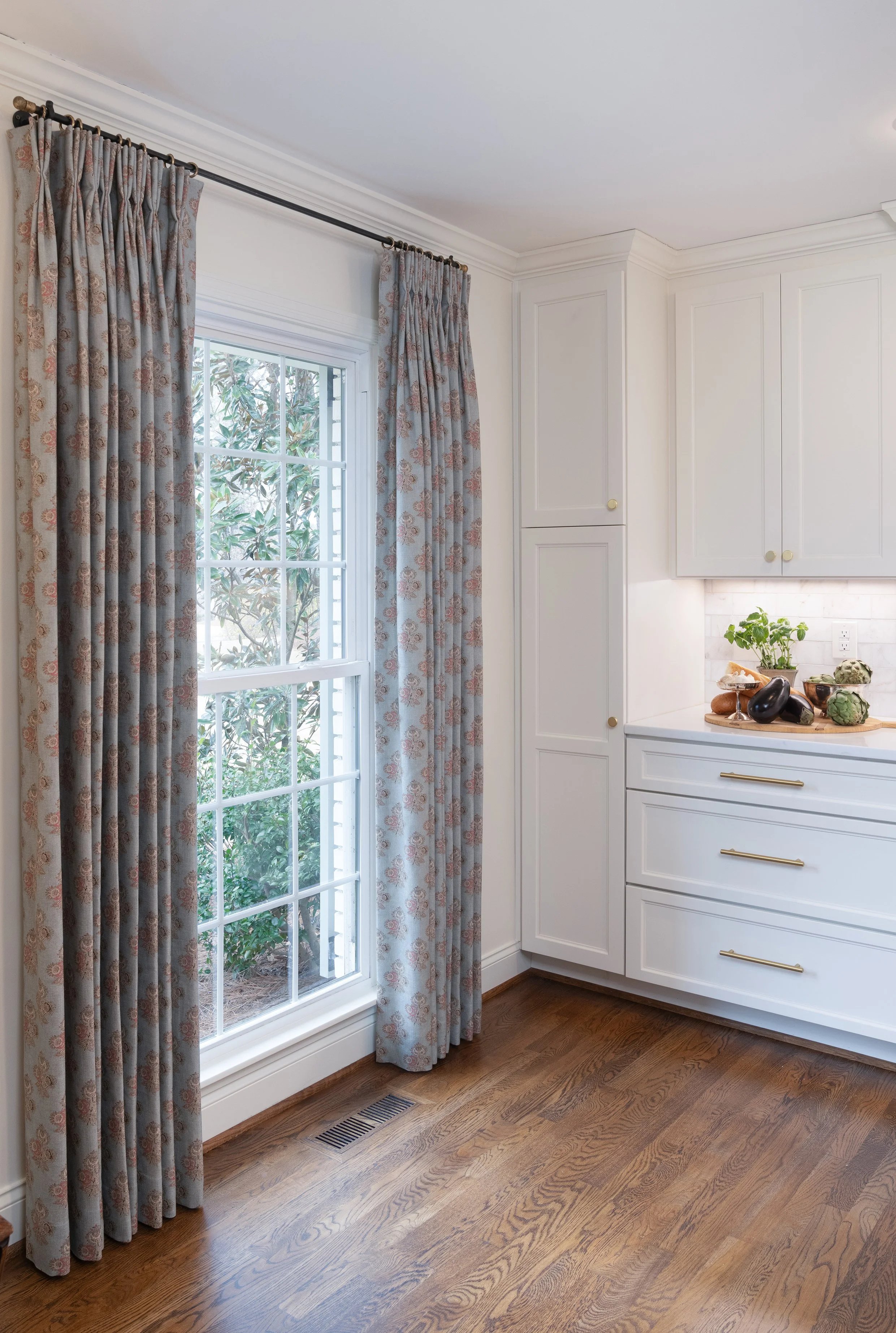 Light_and_airy_kitchen.jpg